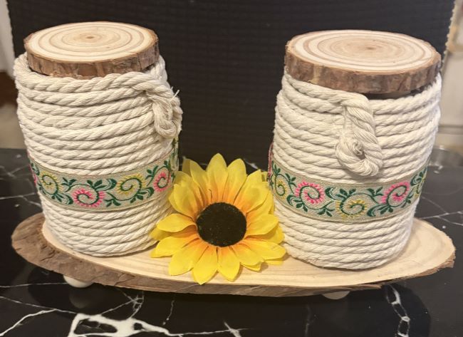 BOTES VIDRIO EN PLATAFORMA DE MADERA DECORADOS CON TAPA