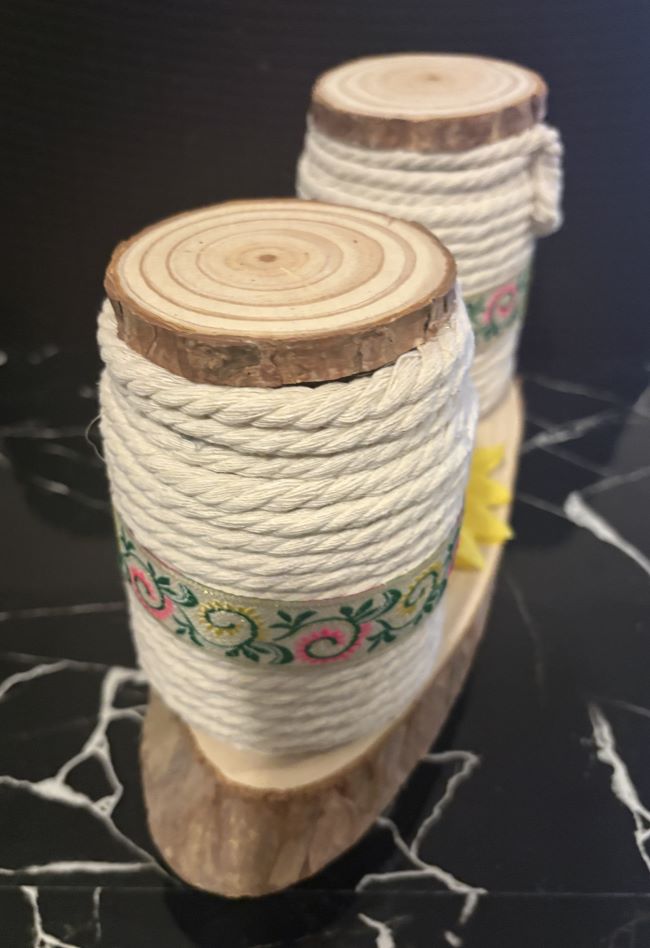 BOTES VIDRIO EN PLATAFORMA DE MADERA DECORADOS CON TAPA