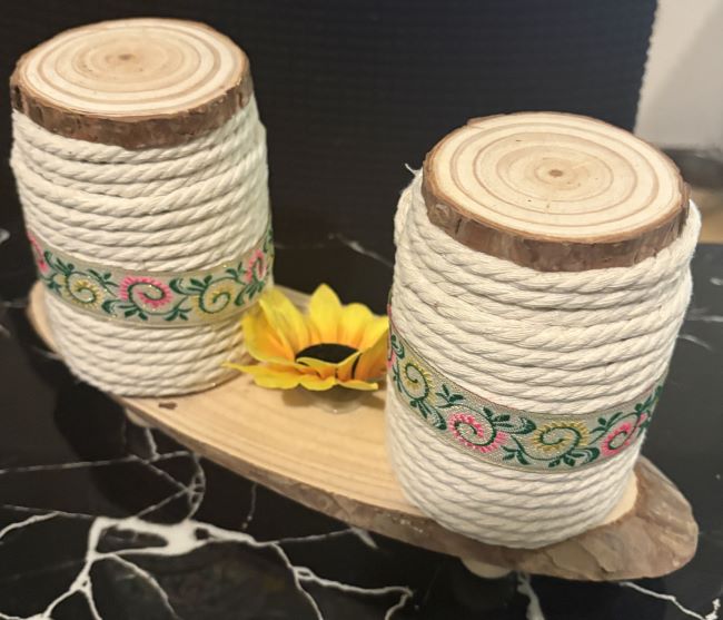 BOTES VIDRIO EN PLATAFORMA DE MADERA DECORADOS CON TAPA