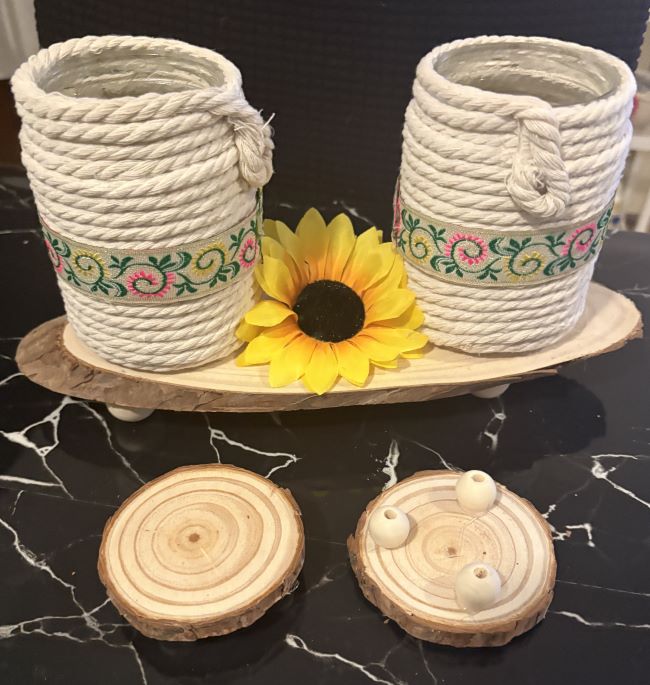 BOTES VIDRIO EN PLATAFORMA DE MADERA DECORADOS CON TAPA
