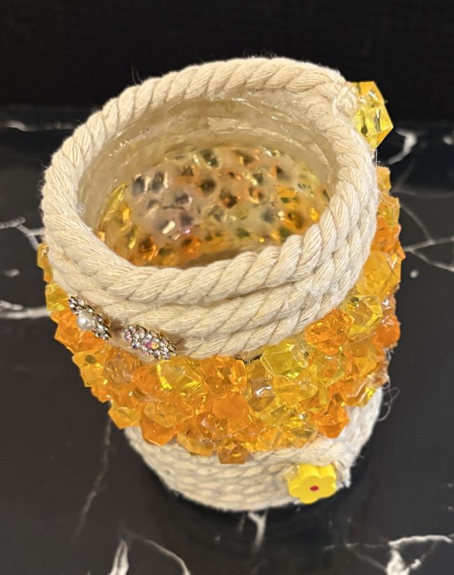 BOTE DE VIDRIO CON PEDRERIA Y CUERDA ALGODON