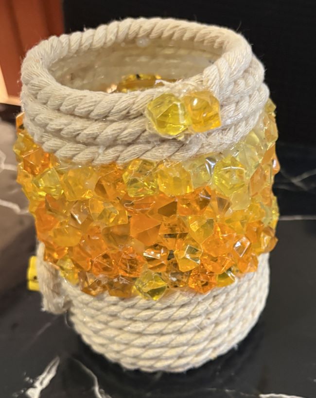 BOTE DE VIDRIO CON PEDRERIA Y CUERDA ALGODON
