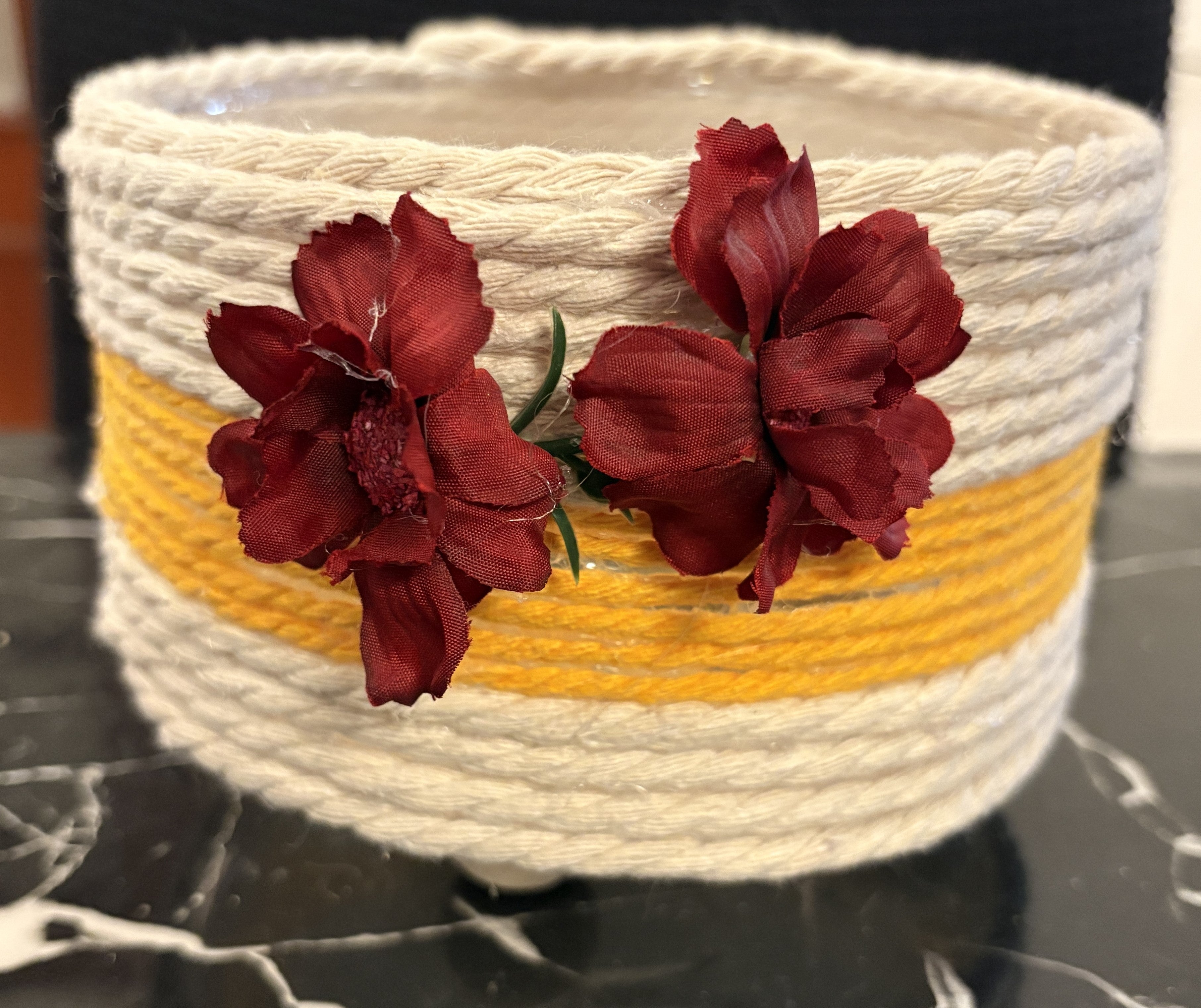 CESTA DE CRISTAL DECORADA EN  CUERDA ALGODON BLANCO   CON FLORES ROJAS Y NARANJA