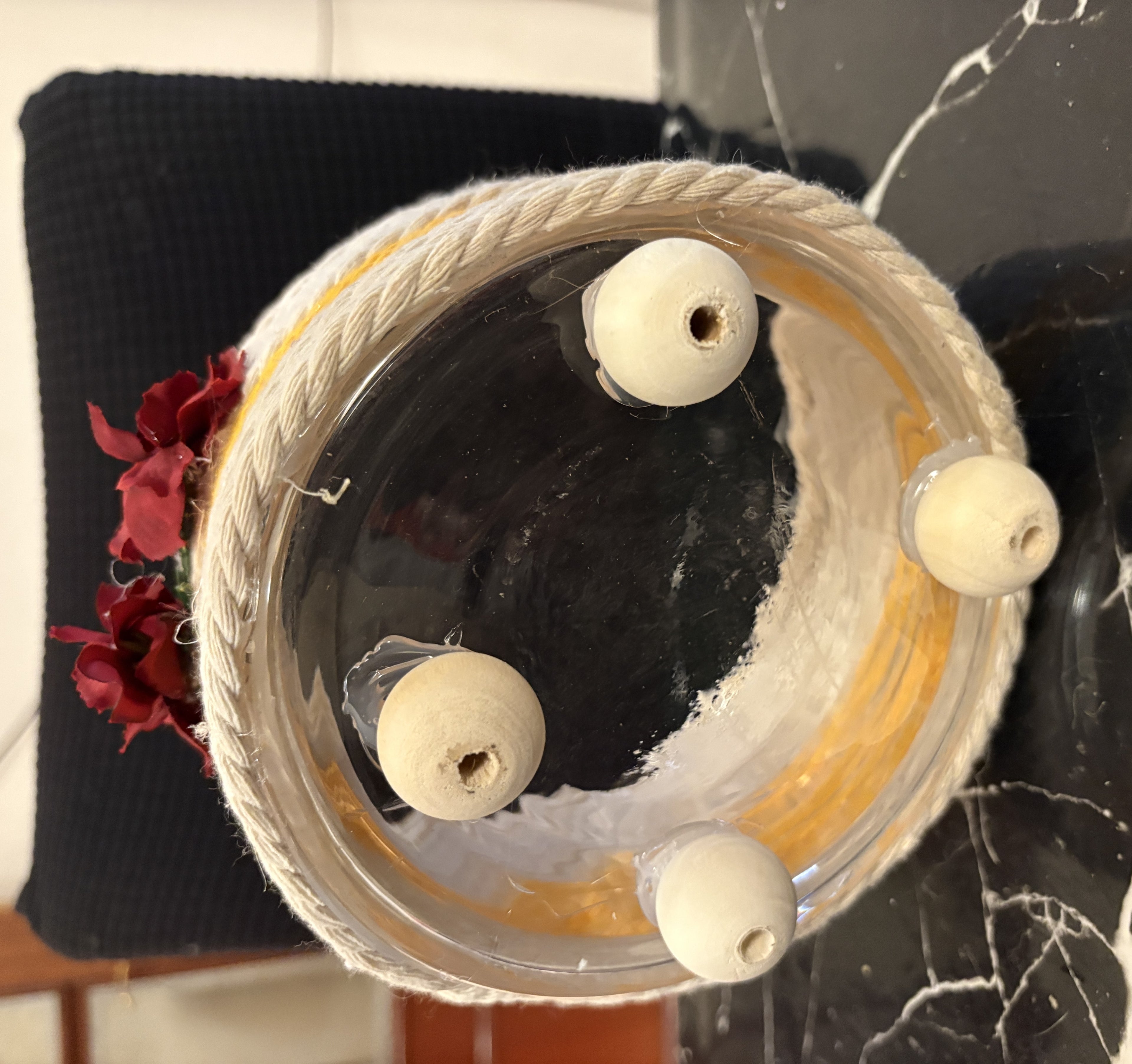 CESTA DE CRISTAL DECORADA EN  CUERDA ALGODON BLANCO   CON FLORES ROJAS Y NARANJA