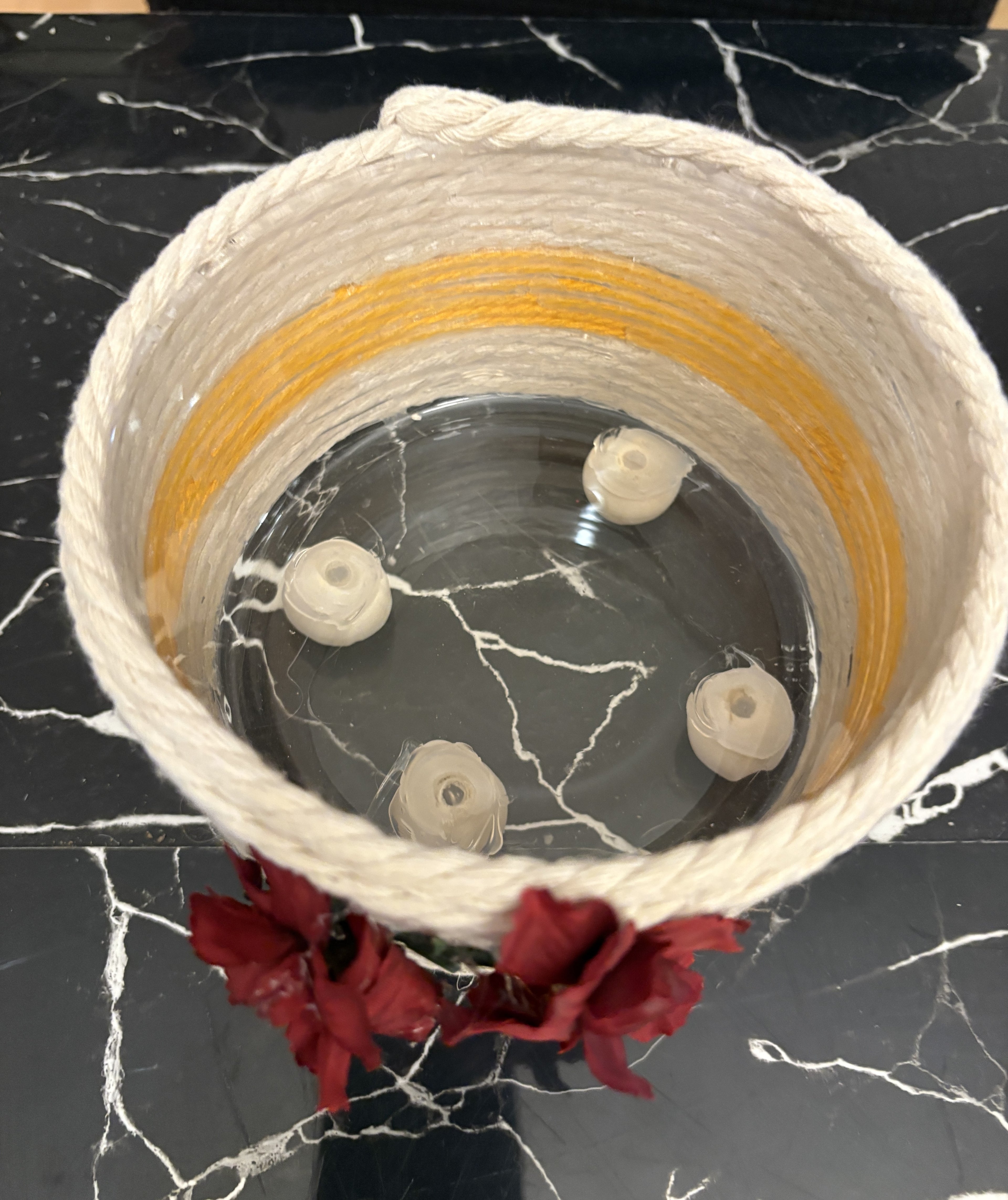 CESTA DE CRISTAL DECORADA EN  CUERDA ALGODON BLANCO   CON FLORES ROJAS Y NARANJA