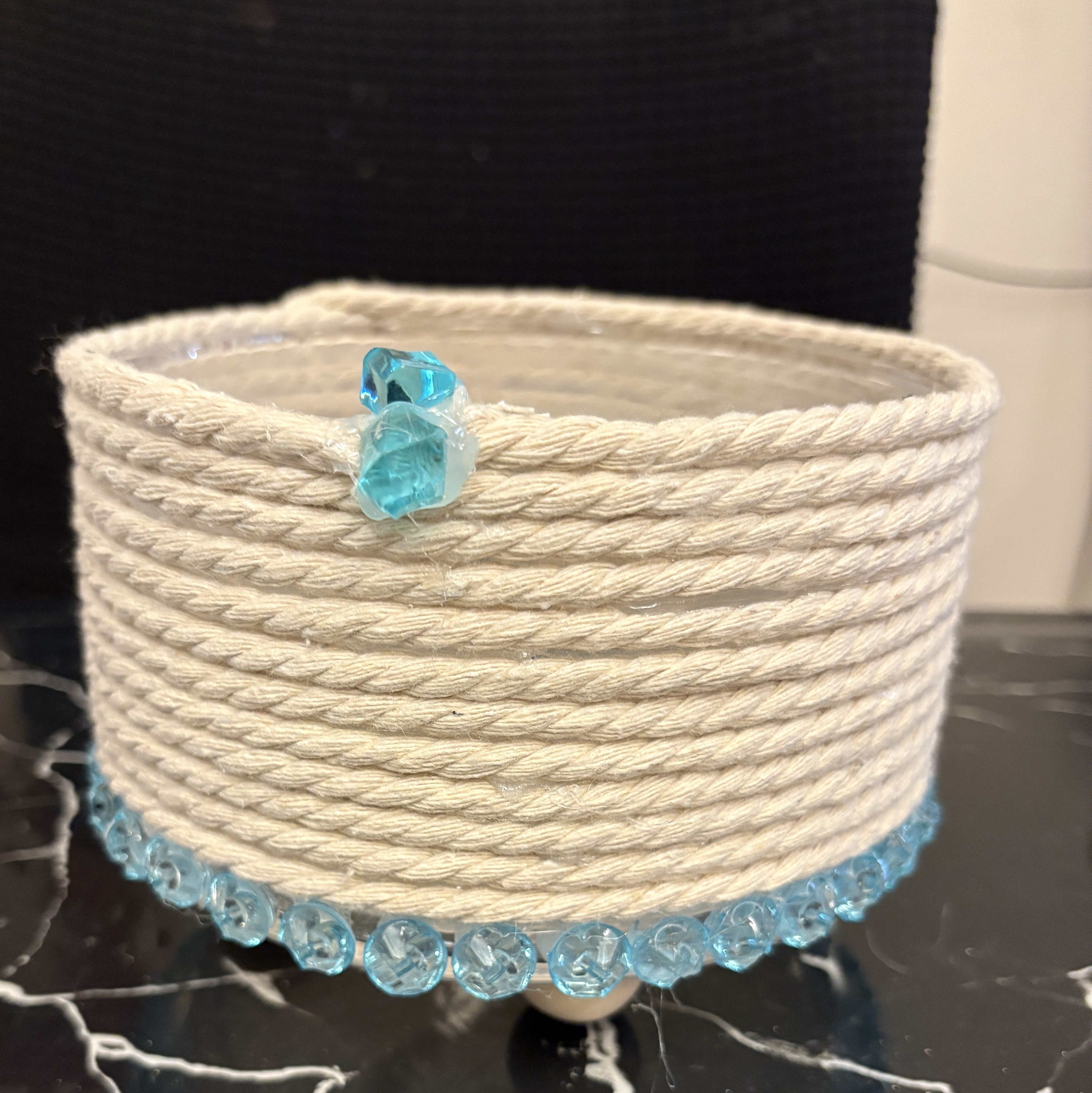 CESTA DE CRISTAL REALIZADA CON ALGON Y PEDRERIA  AZUL