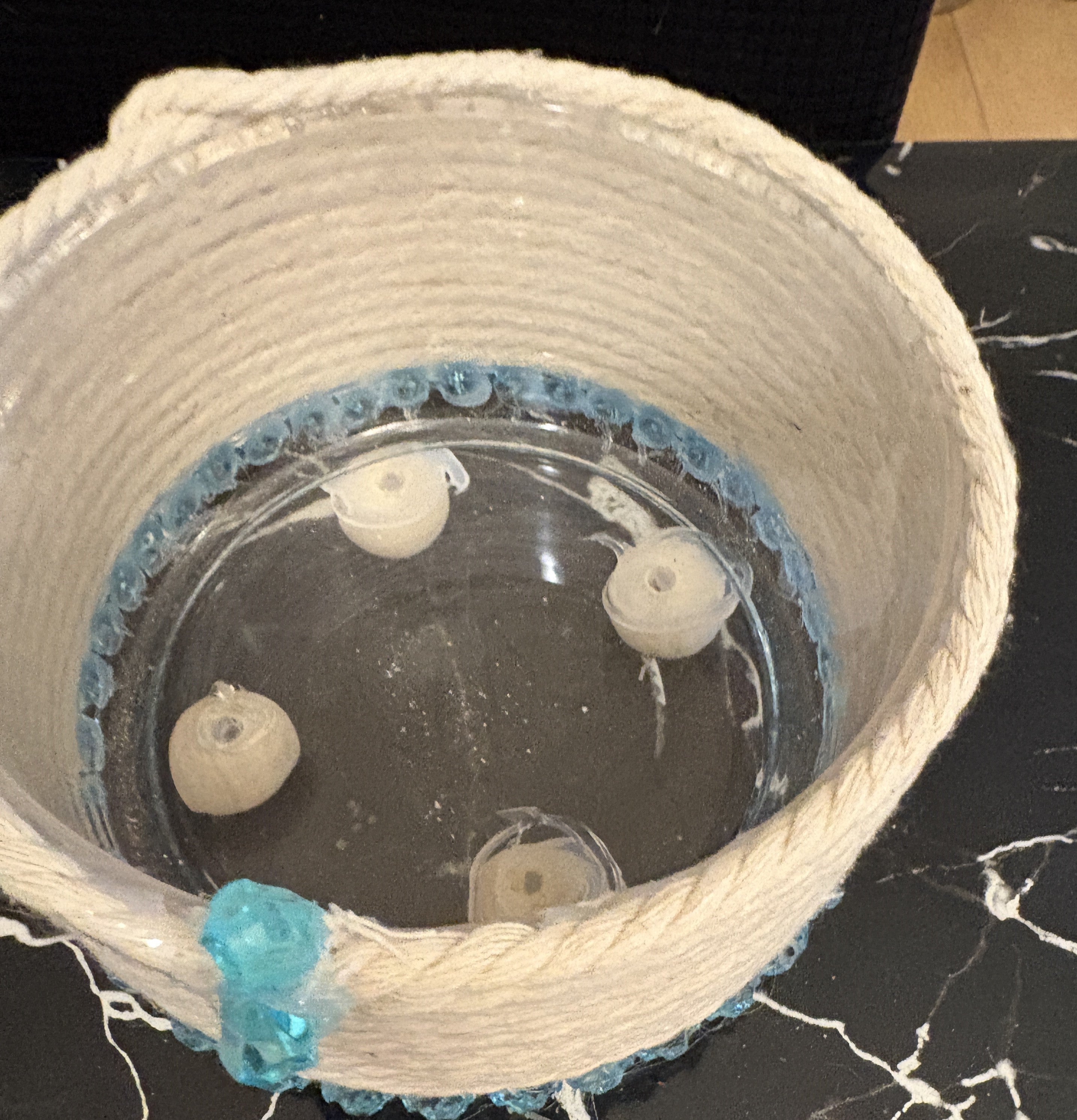 CESTA DE CRISTAL REALIZADA CON ALGON Y PEDRERIA  AZUL