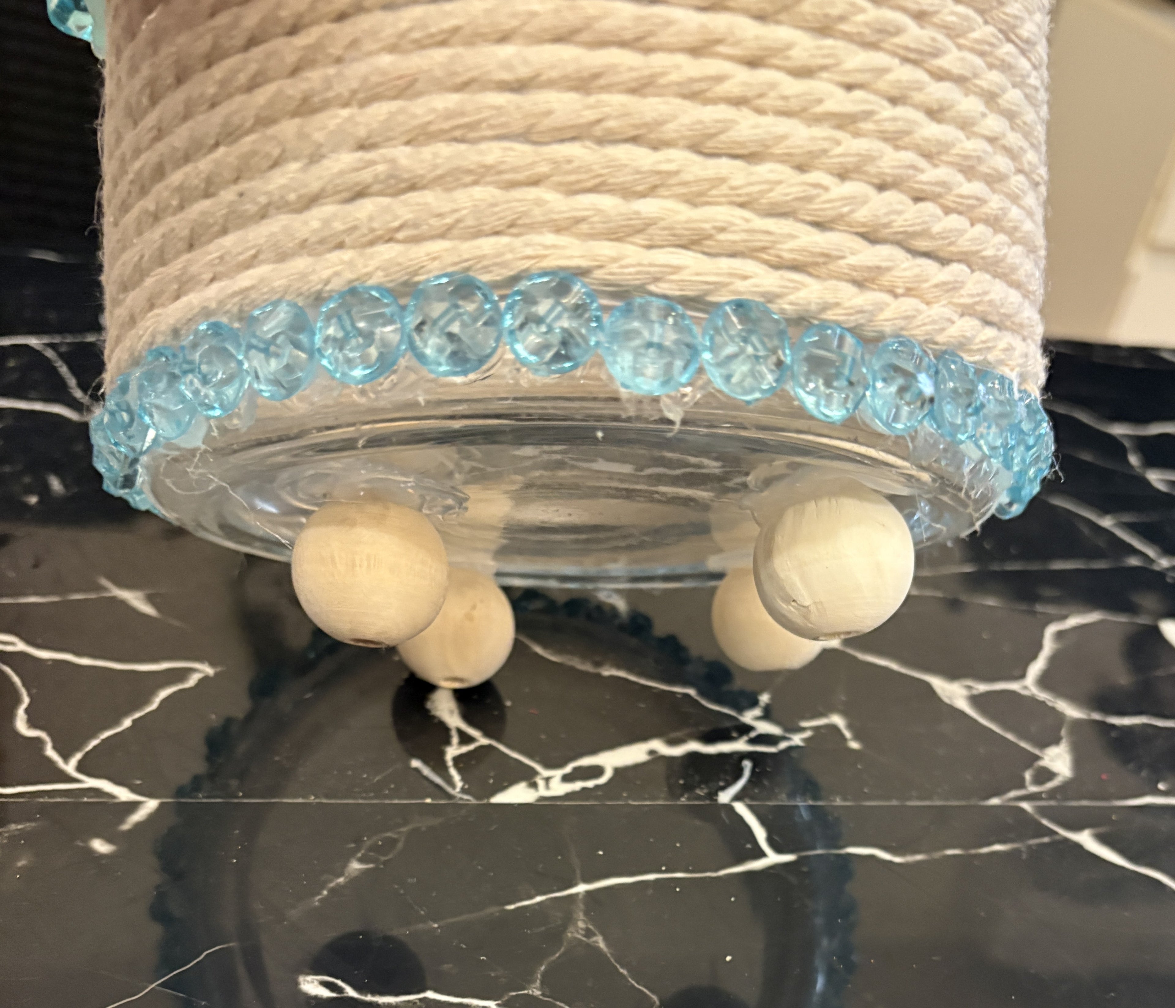 CESTA DE CRISTAL REALIZADA CON ALGON Y PEDRERIA  AZUL