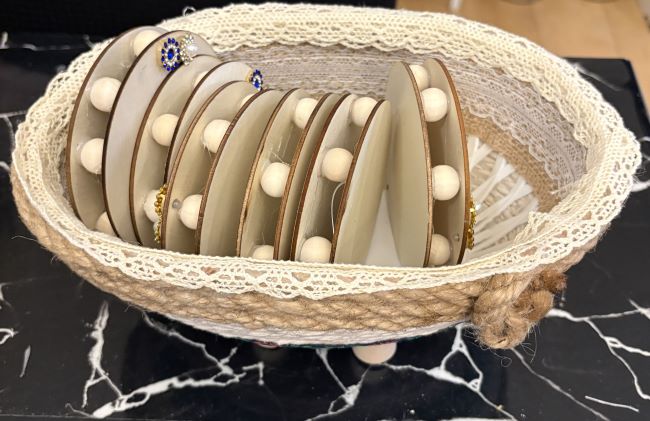 CESTA TIPO BARCA CON 6 POSAVASOS MADERA