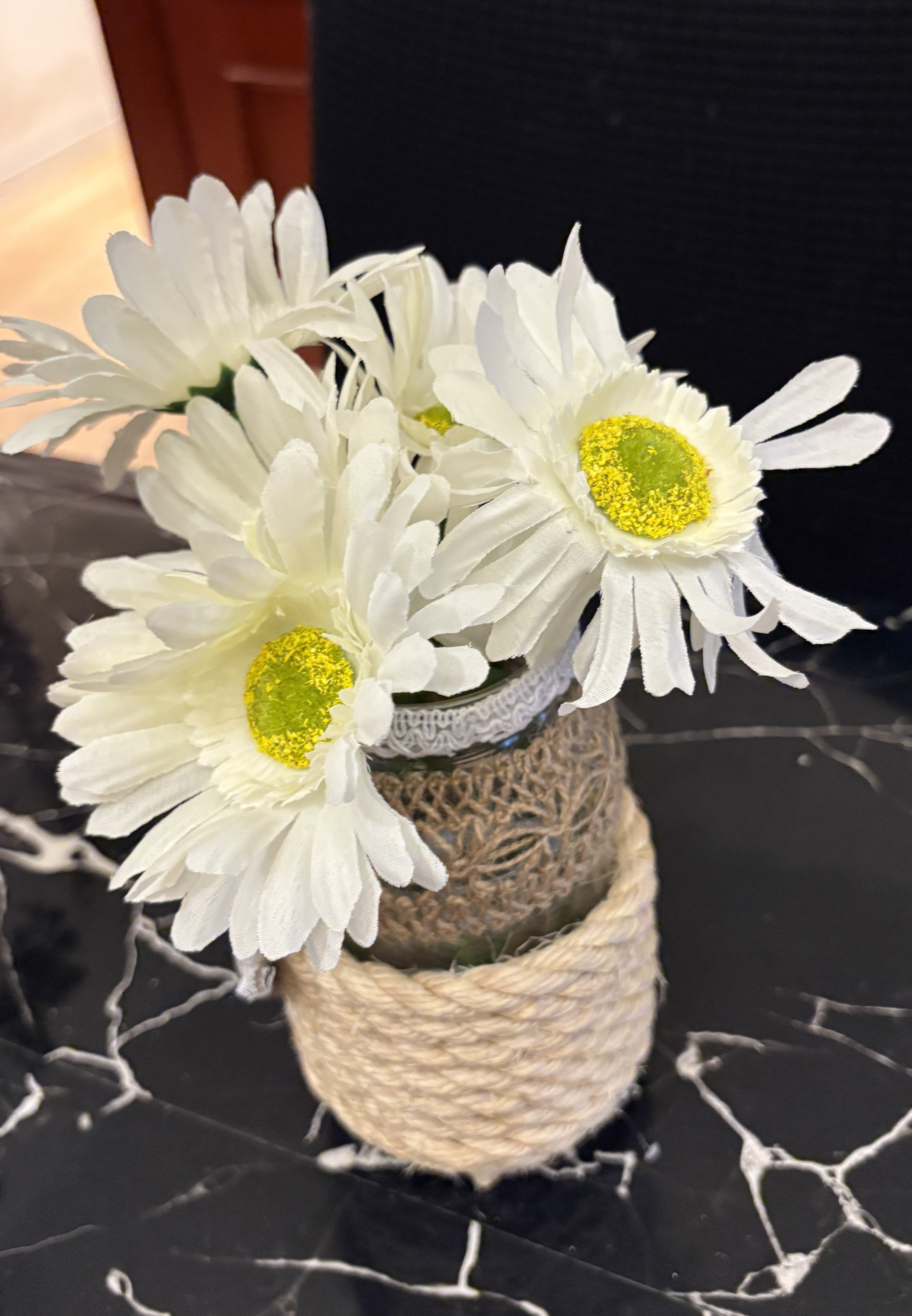 PEQUEÑO JARRON DE VIDRIO DECORADO CON YUTE Y FLORES ARTIFICIALES