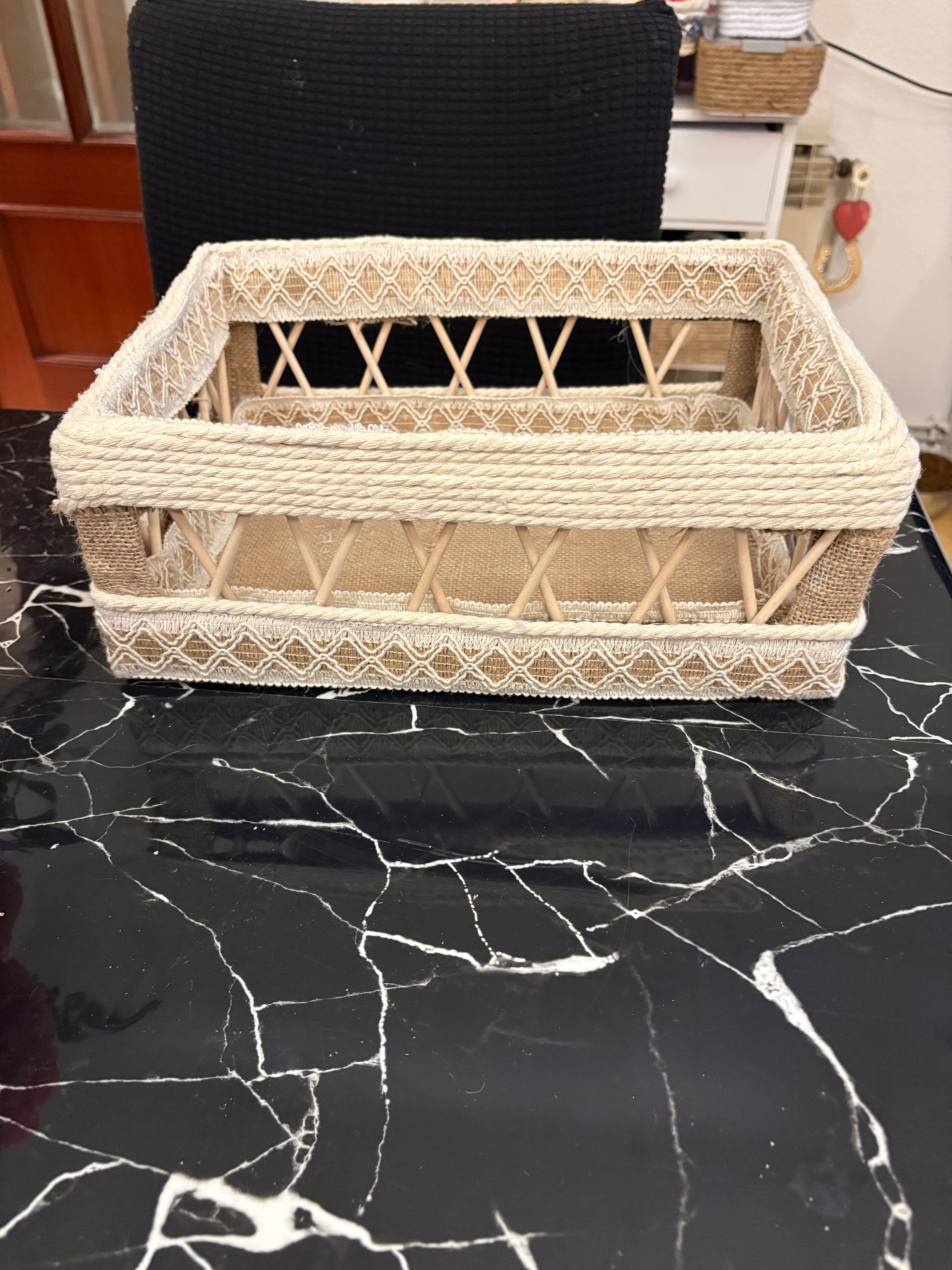 CESTA ROMANTICA DE MADERA TELA Y MUY ORIGINAL