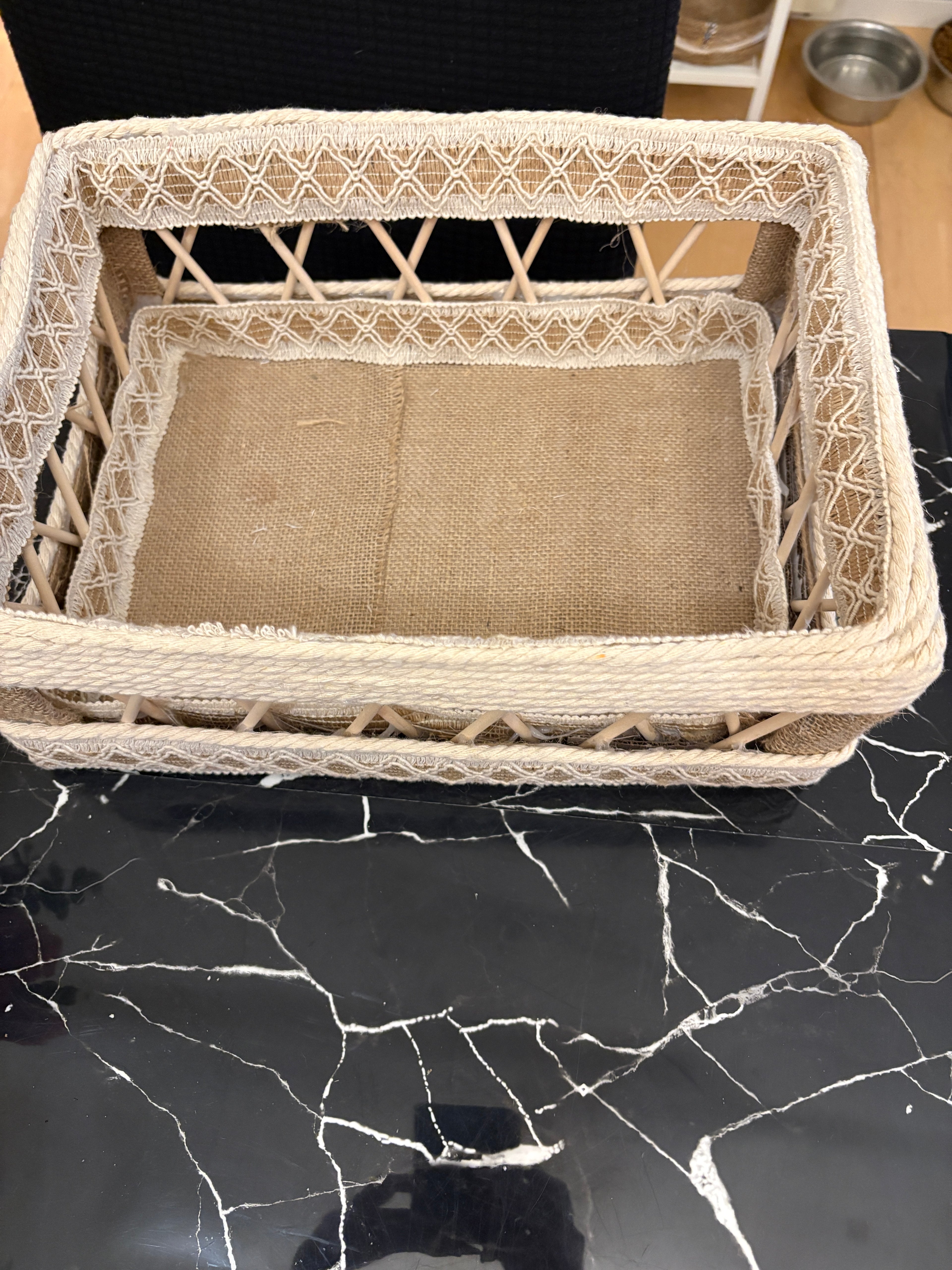 CESTA ROMANTICA DE MADERA TELA Y MUY ORIGINAL