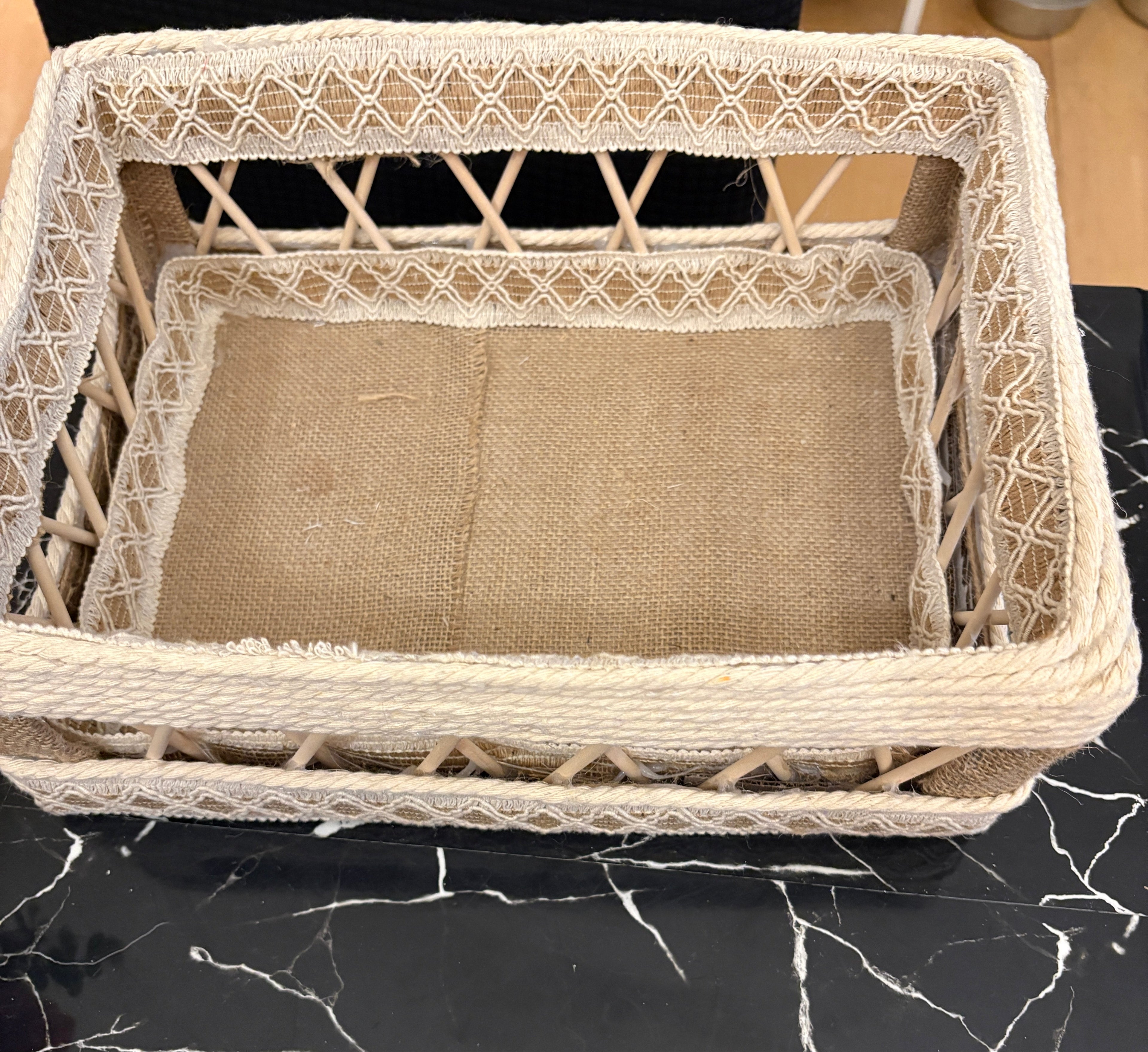 CESTA ROMANTICA DE MADERA TELA Y MUY ORIGINAL
