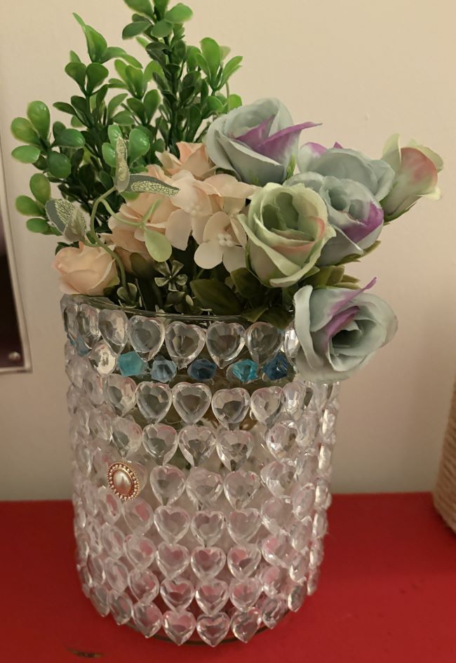 CENTRO DE MESA FLORAL DE VIDRIO CON PEDRERIA