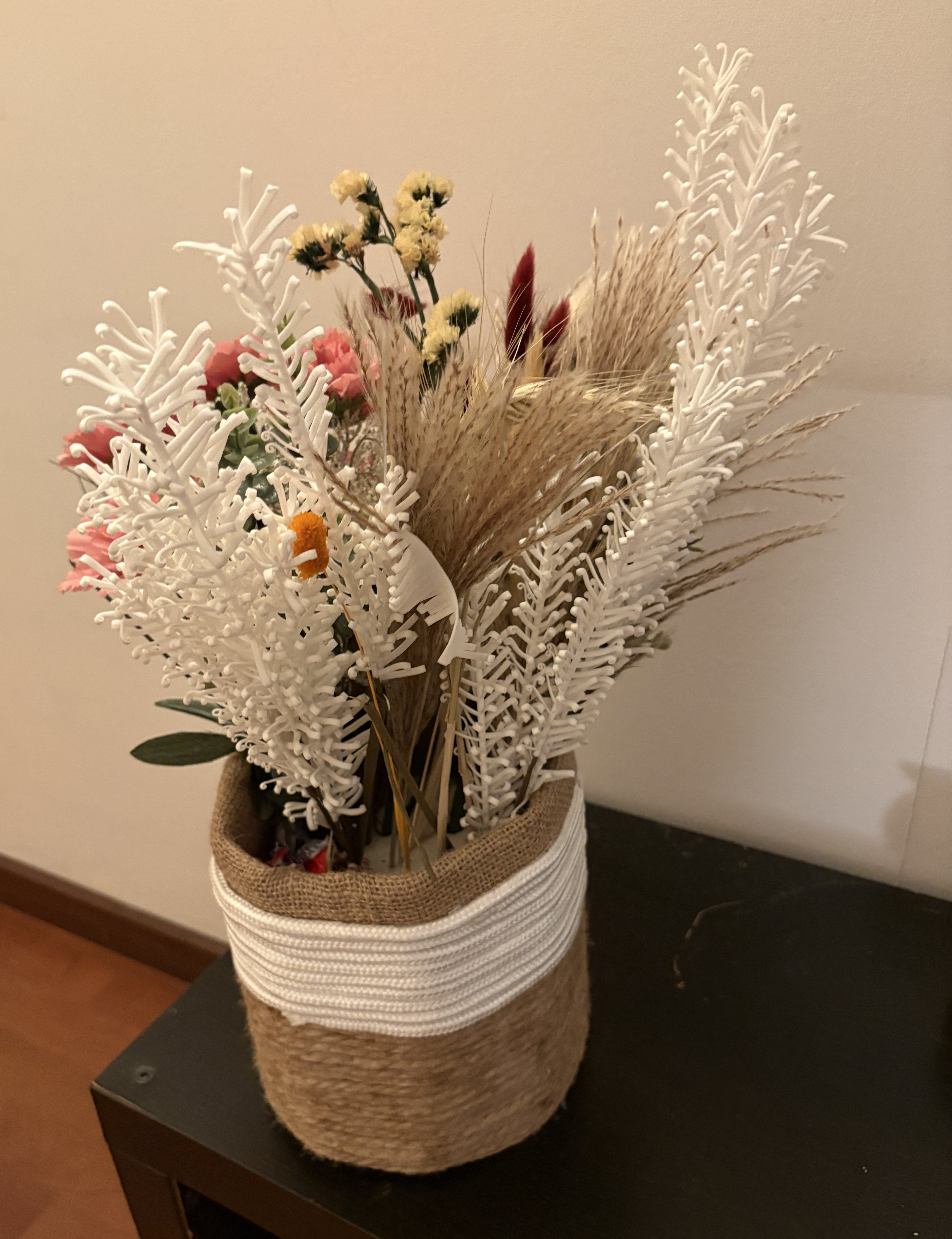 ADORNO FLORAL CON YUTE Y ALGODON