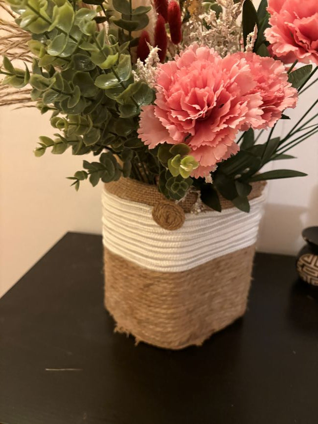 ADORNO FLORAL CON YUTE Y ALGODON