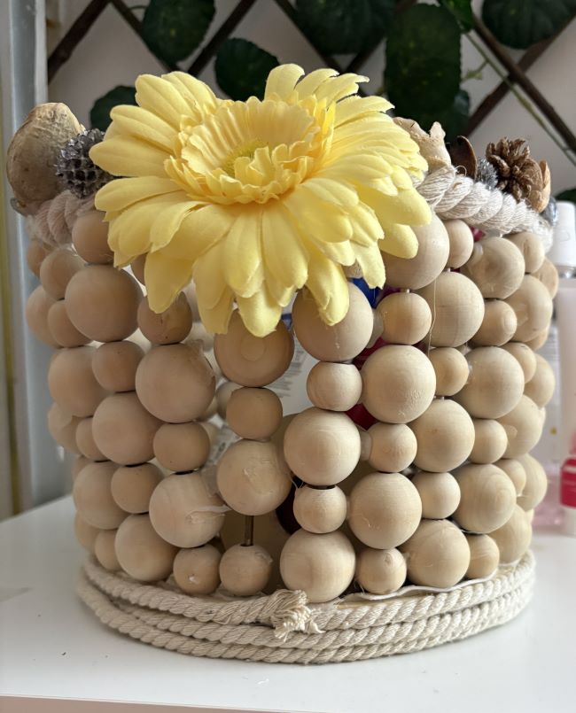 BASE PARA ADORNO FLORAL EN BOLAS DE MADERA DECORADAS Y BASE MADERA Y CUERDA ALGODON