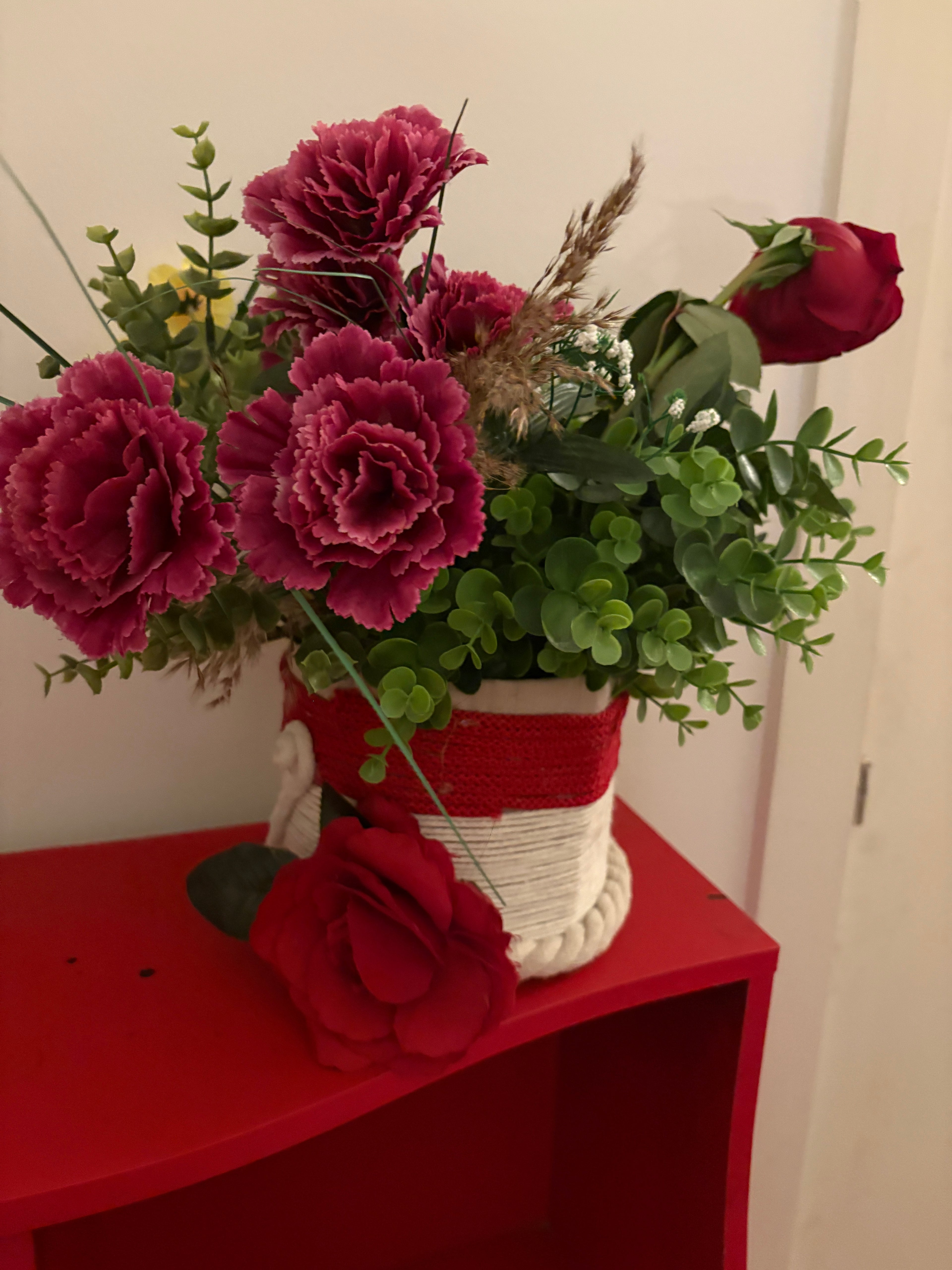 ADORNO FLORAL ROJO Y BLANCO . MUY VISTOSO, SIEMPRE TODO ECHO A MANO