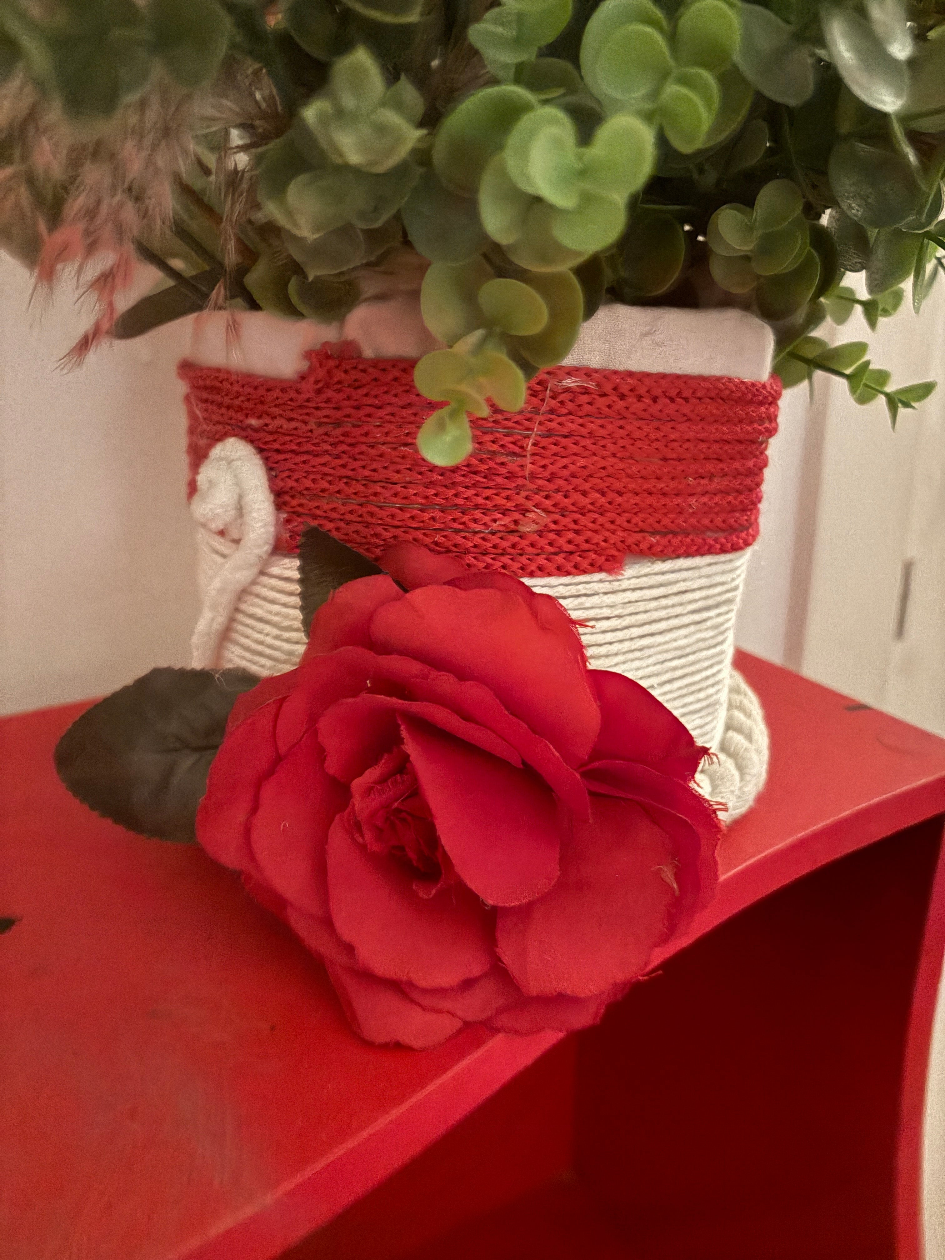 ADORNO FLORAL ROJO Y BLANCO . MUY VISTOSO, SIEMPRE TODO ECHO A MANO