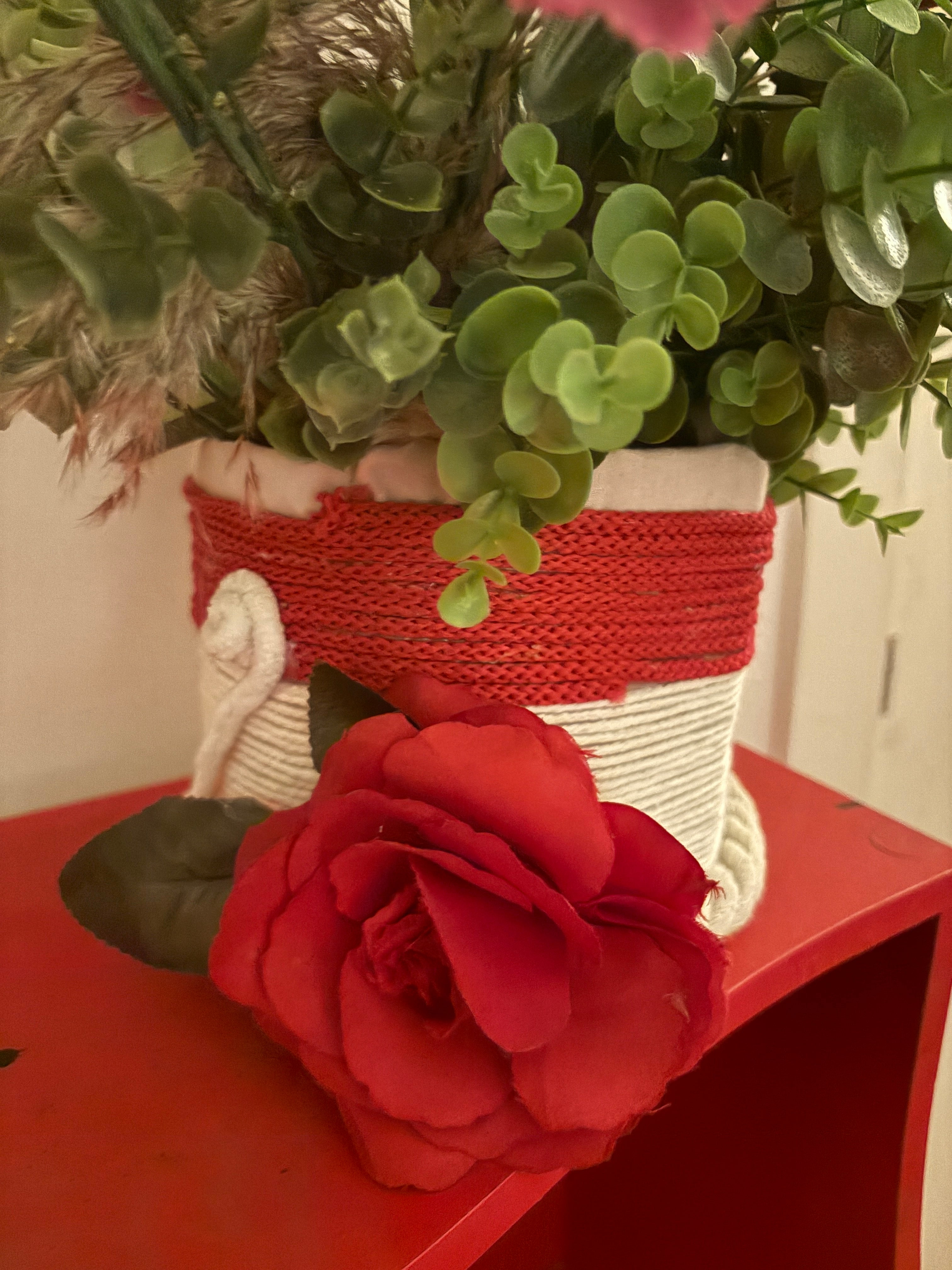 ADORNO FLORAL ROJO Y BLANCO . MUY VISTOSO, SIEMPRE TODO ECHO A MANO
