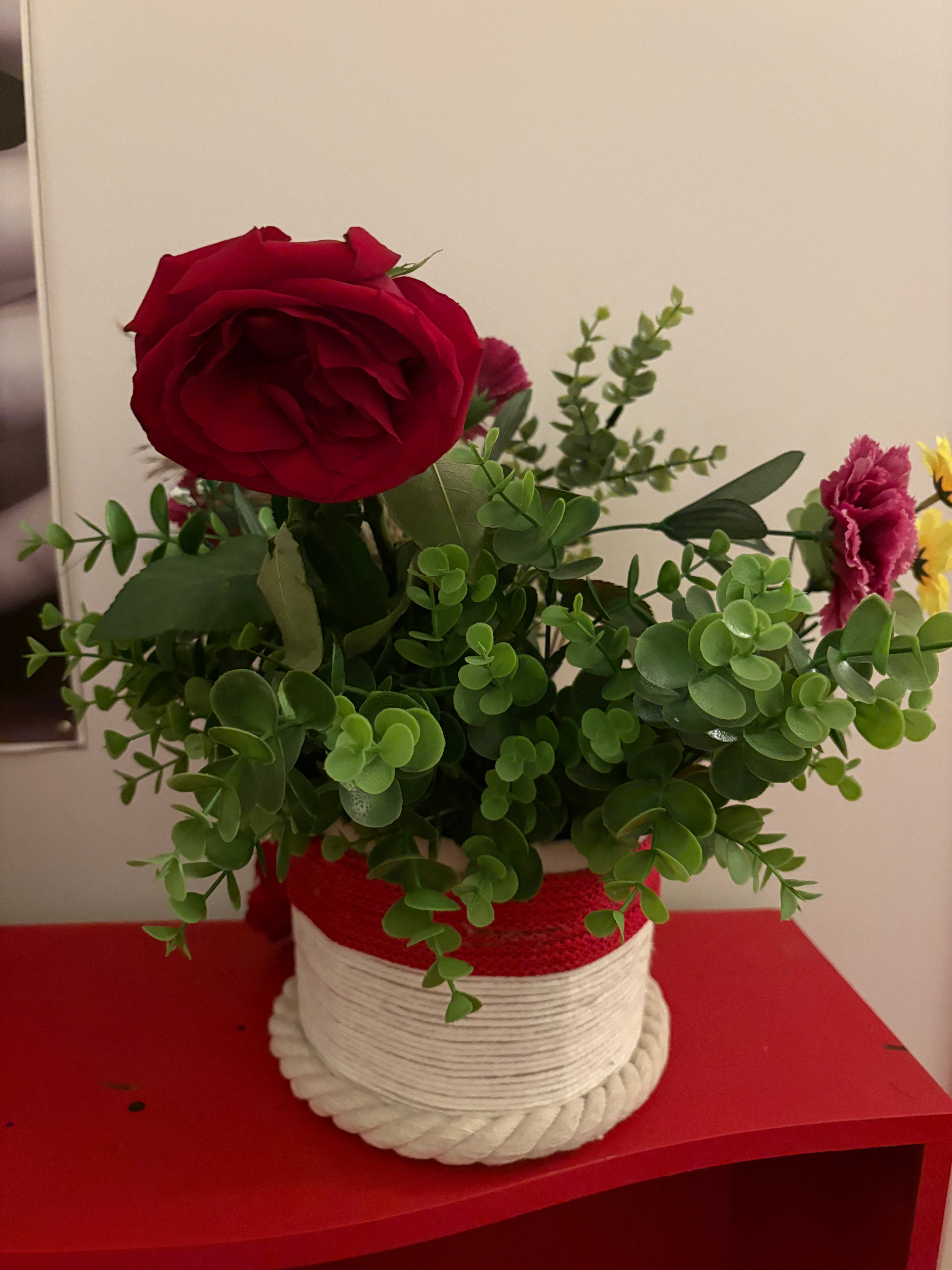 ADORNO FLORAL ROJO Y BLANCO . MUY VISTOSO, SIEMPRE TODO ECHO A MANO