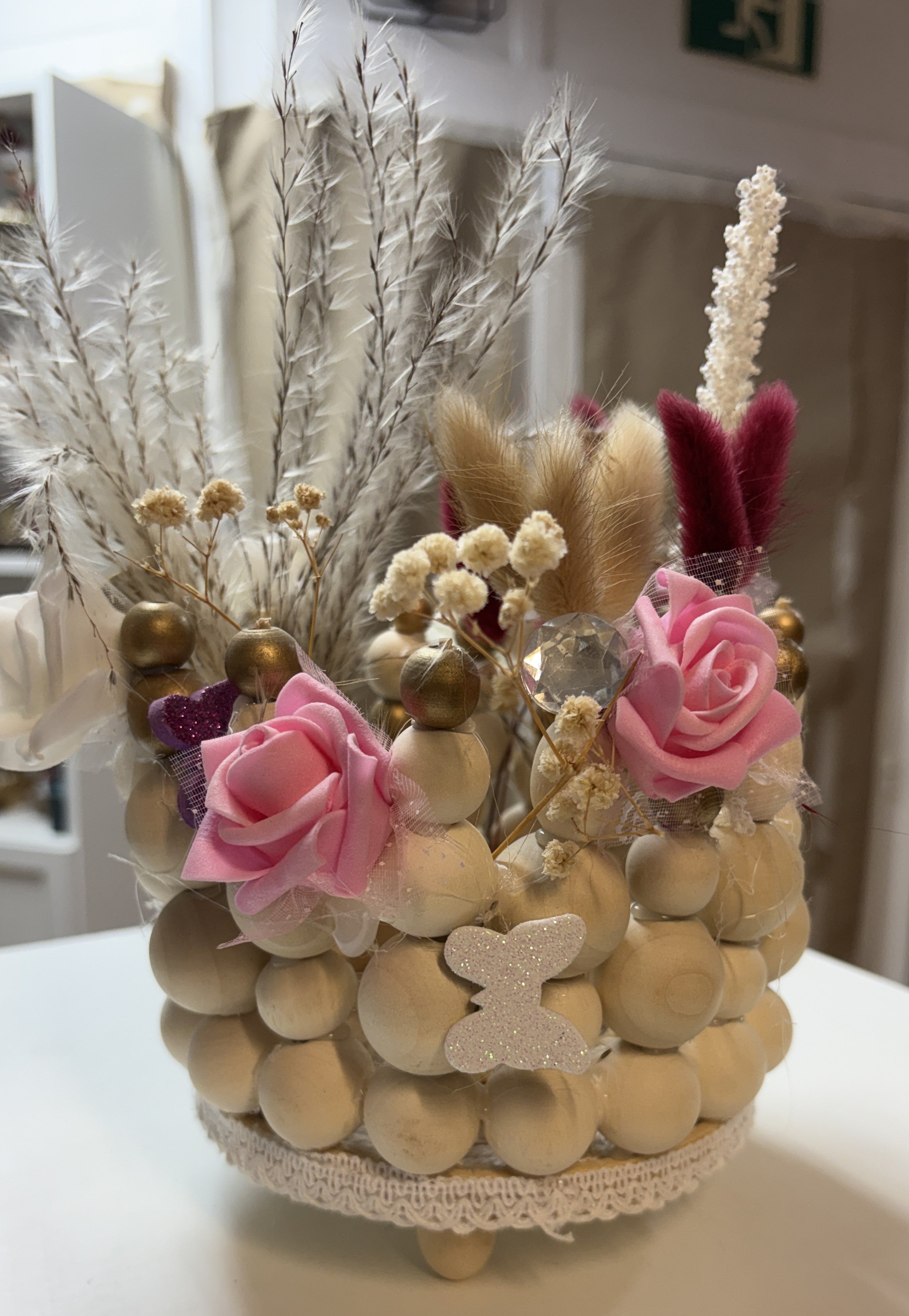 ADORNO FLORAL CON BOLAS MADERA Y FLORES ARTIFICIALES