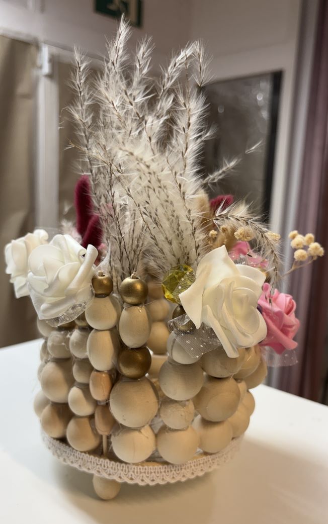 ADORNO FLORAL CON BOLAS MADERA Y FLORES ARTIFICIALES
