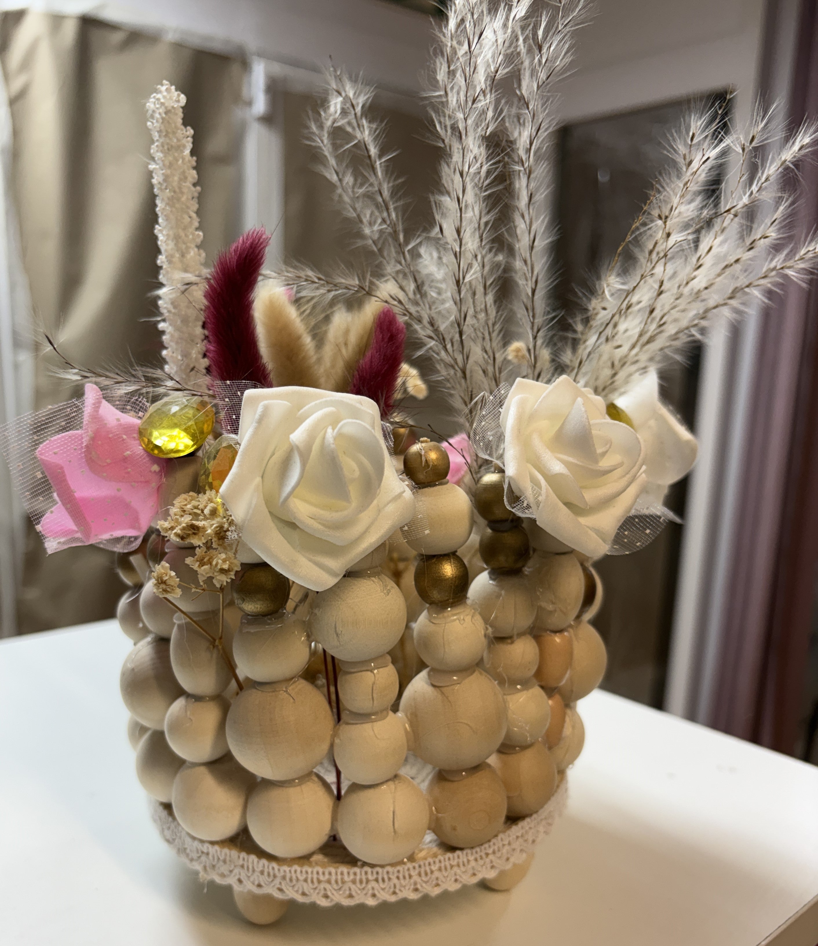 ADORNO FLORAL CON BOLAS MADERA Y FLORES ARTIFICIALES
