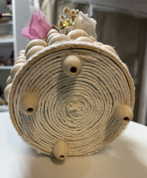 ADORNO FLORAL CON BOLAS MADERA Y FLORES ARTIFICIALES