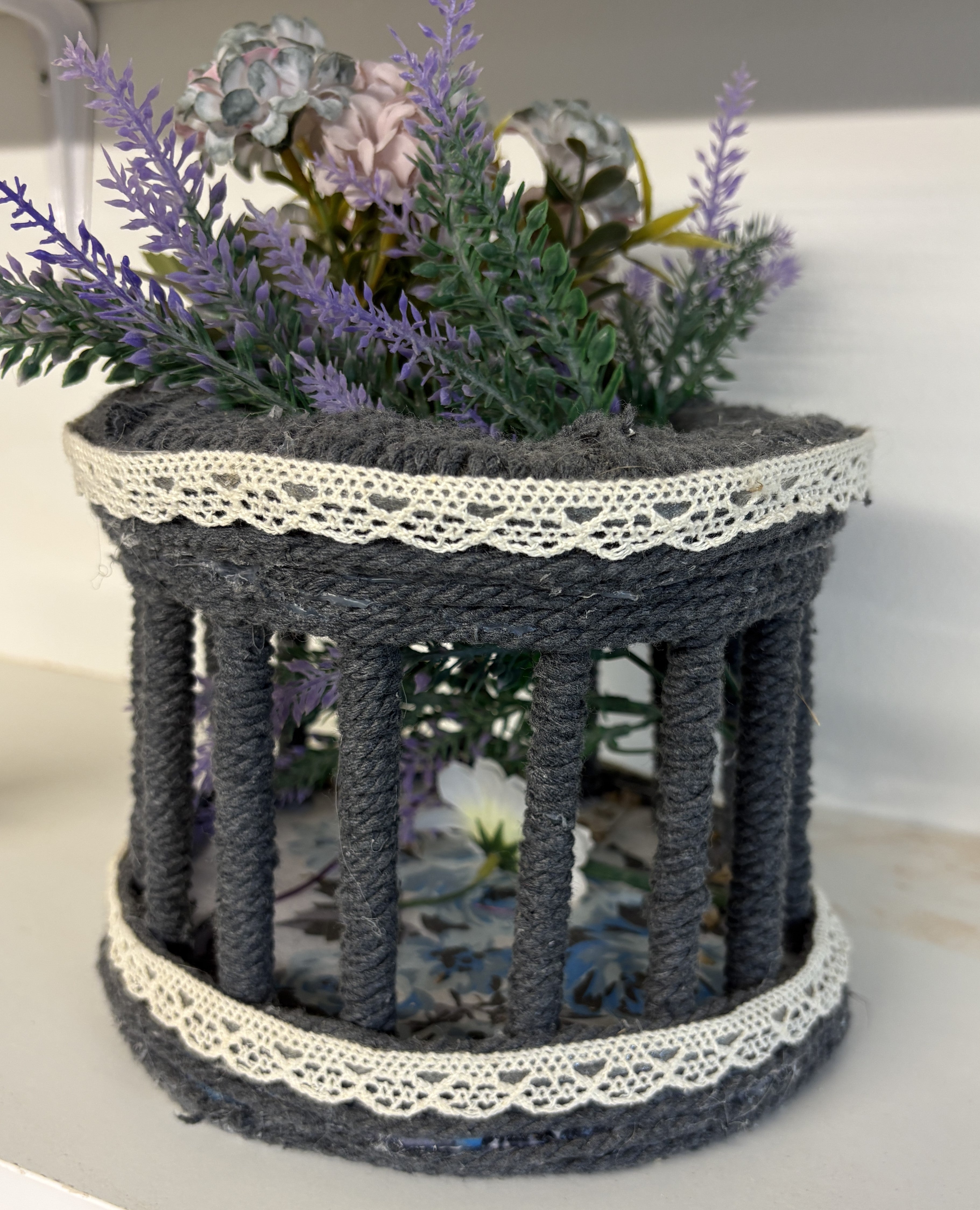 ADORNO FLORAL ECHO CON PALOS DE MADERA FORRADOS Y BASE RIGIDA