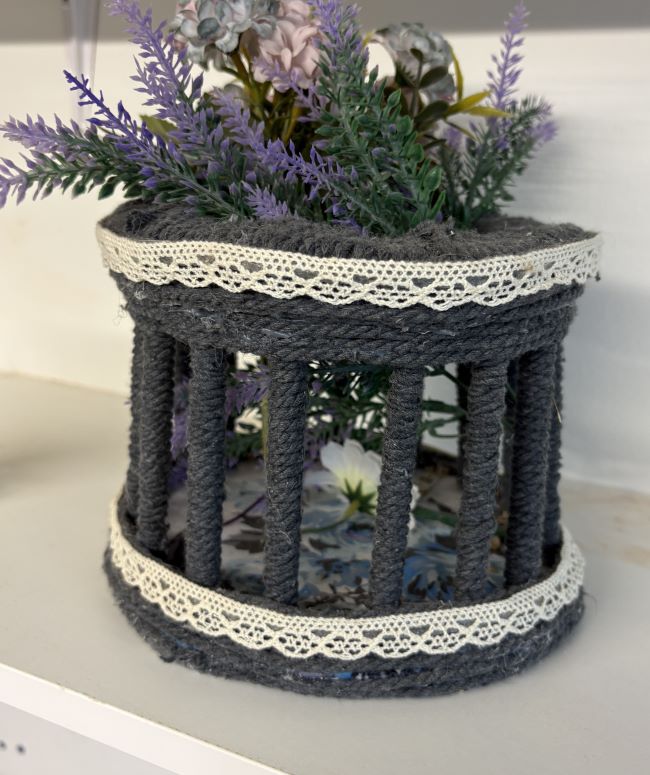 ADORNO FLORAL ECHO CON PALOS DE MADERA FORRADOS Y BASE RIGIDA