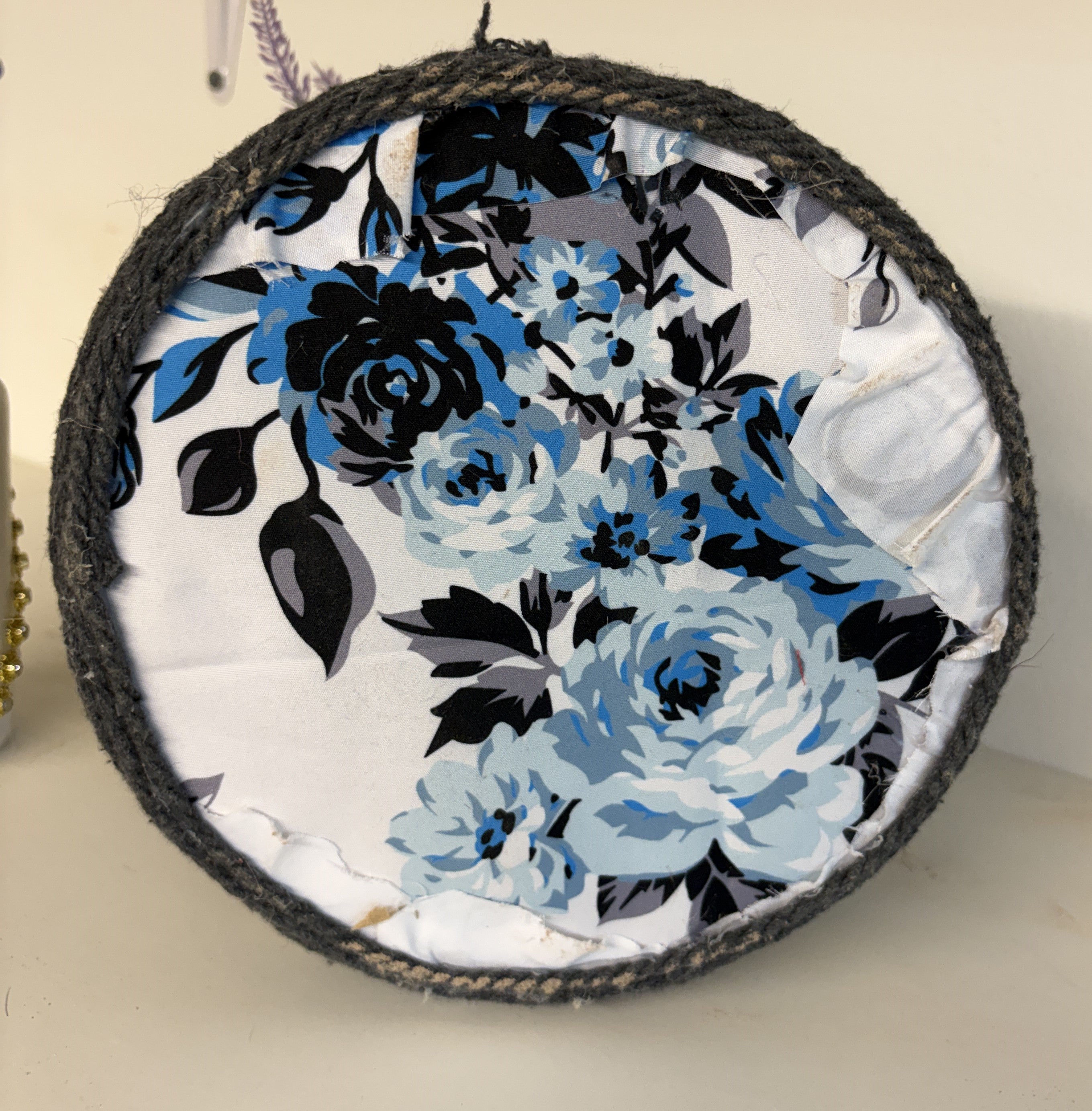 ADORNO FLORAL ECHO CON PALOS DE MADERA FORRADOS Y BASE RIGIDA