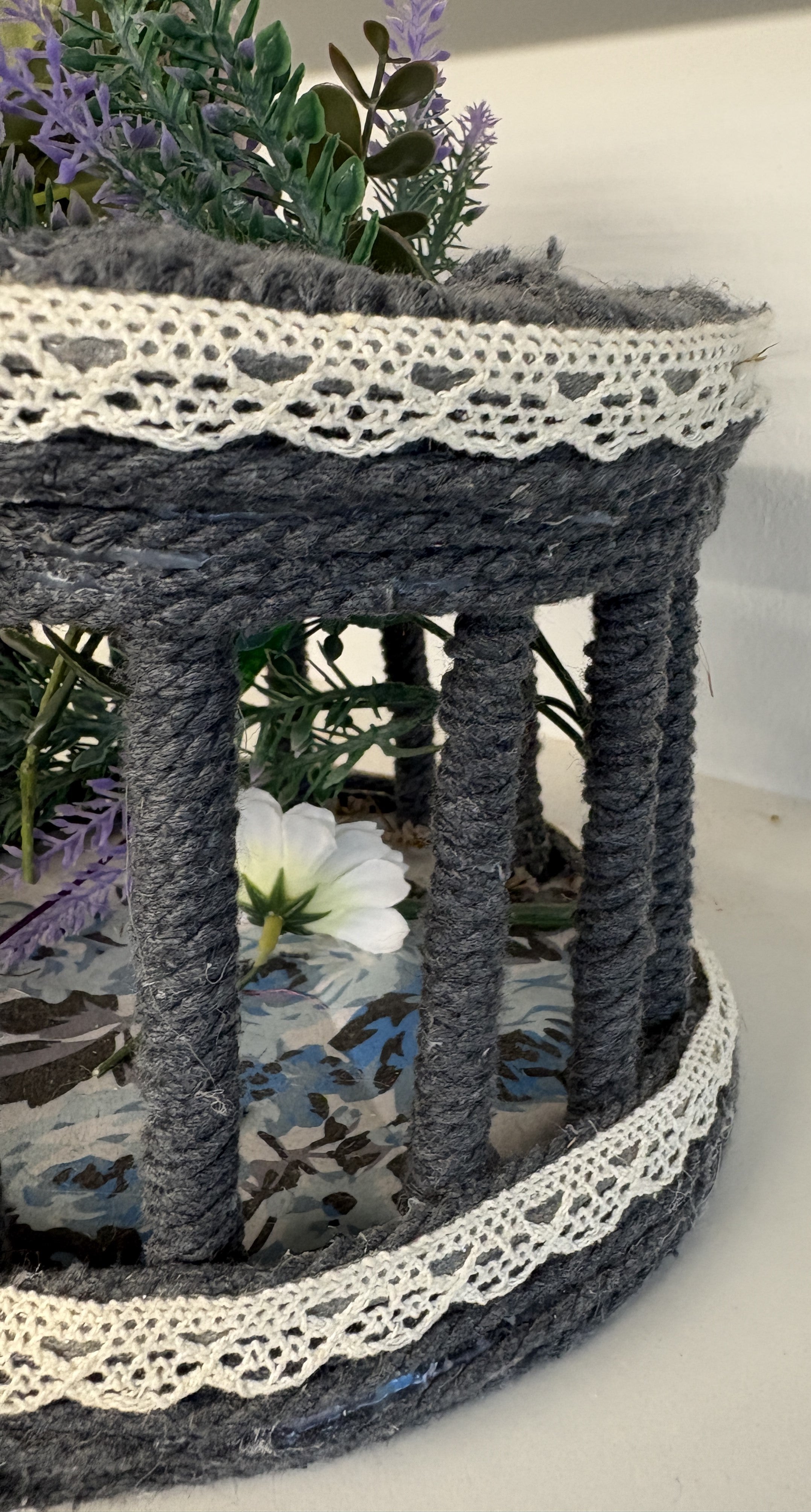 ADORNO FLORAL ECHO CON PALOS DE MADERA FORRADOS Y BASE RIGIDA