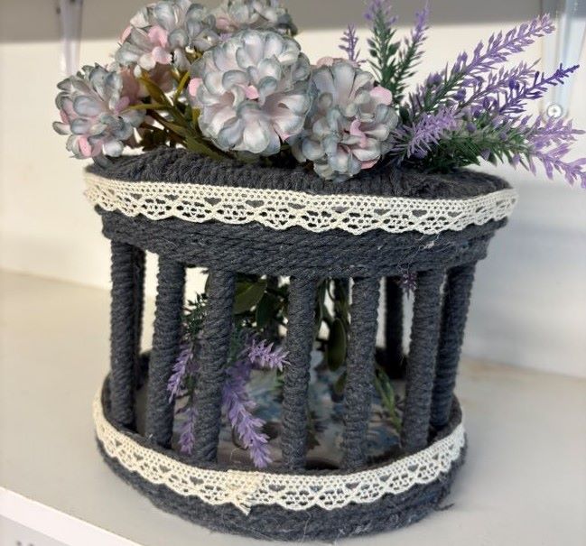 ADORNO FLORAL ECHO CON PALOS DE MADERA FORRADOS Y BASE RIGIDA