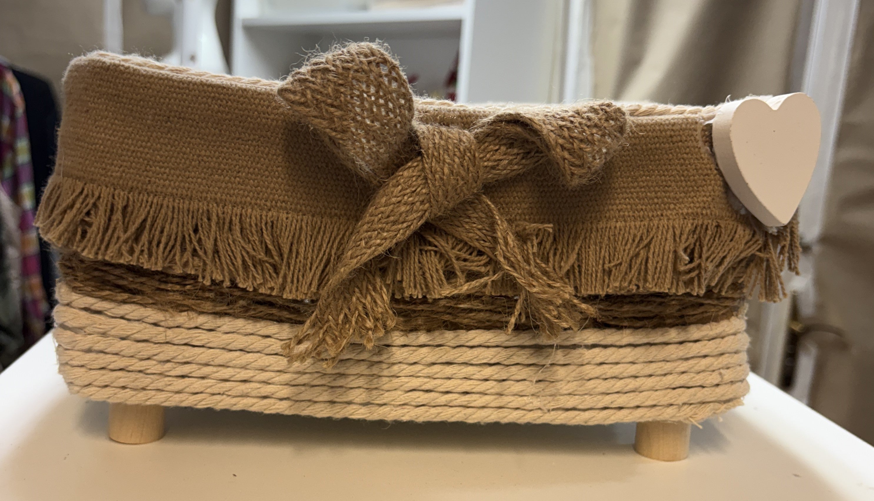 CESTA MARRON DE TELA CON FLECOS CON ALGON TRENZADO Y PATAS DE MADERAS