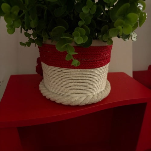ADORNO FLORAL ROJO Y BLANCO . MUY VISTOSO, SIEMPRE TODO ECHO A MANO