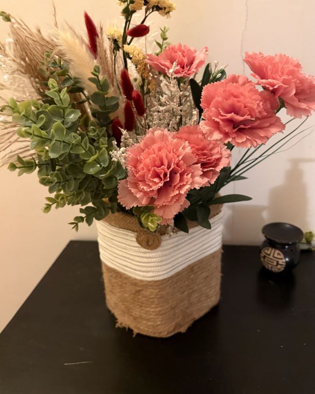 ADORNO FLORAL CON YUTE Y ALGODON