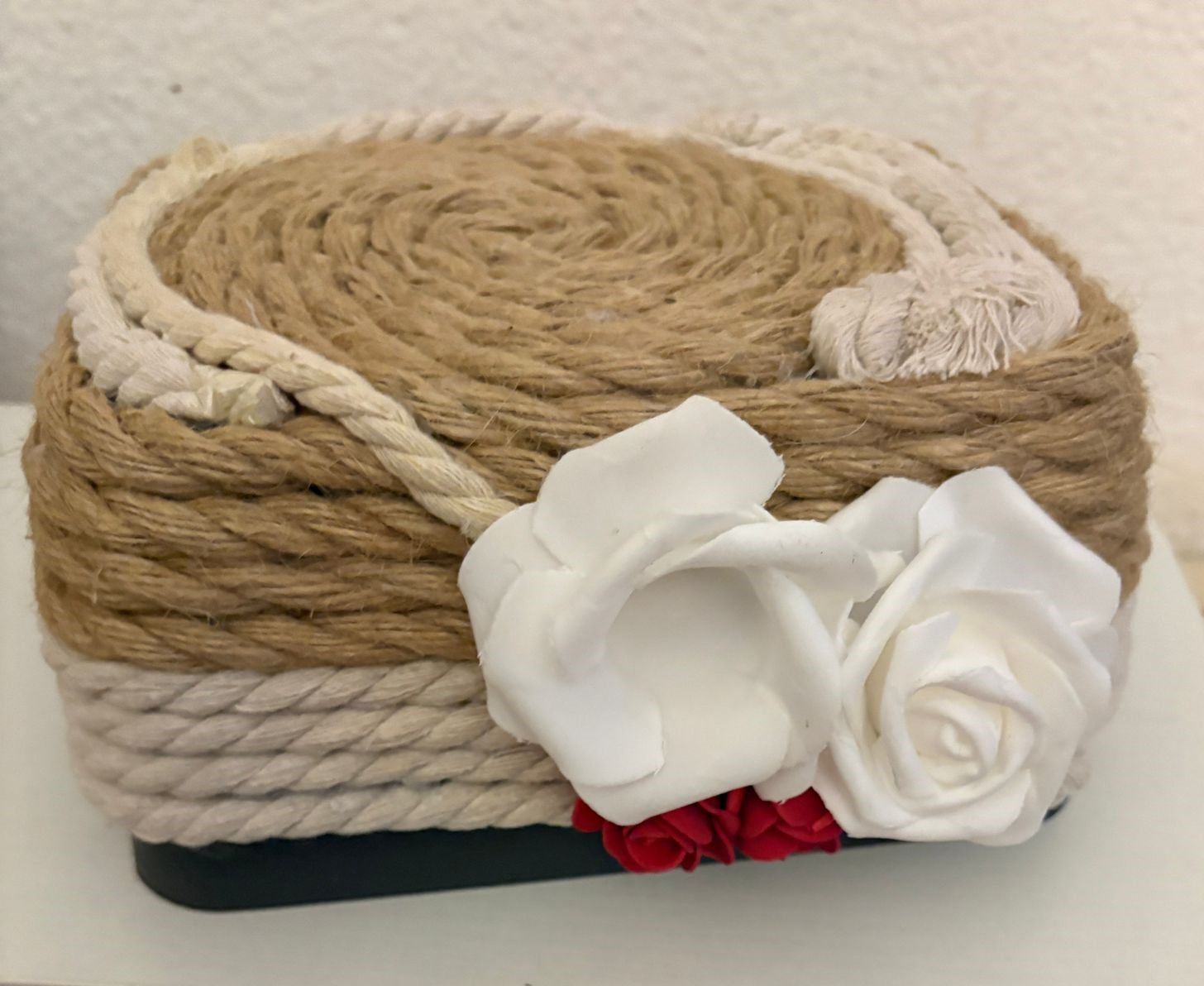 CESTA CON BASE RESISTENTE CON YUTE ,CUERDA  ALGODON Y DETALLE ROSAS