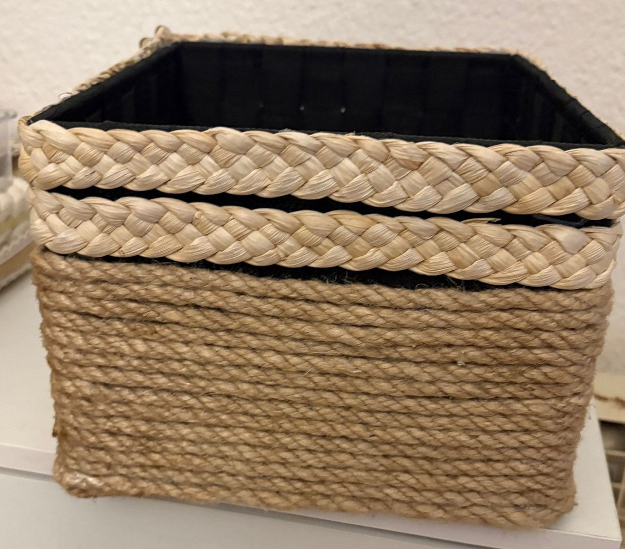CESTA CON BASE RESISTENTE CON YUTE Y TRENZA TAMAÑO GRANDE DECORADA