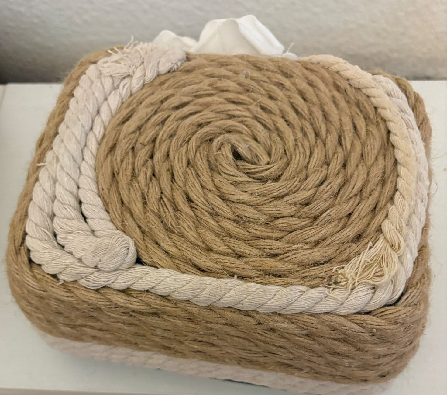 CESTA CON BASE RESISTENTE CON YUTE ,CUERDA  ALGODON Y DETALLE ROSAS