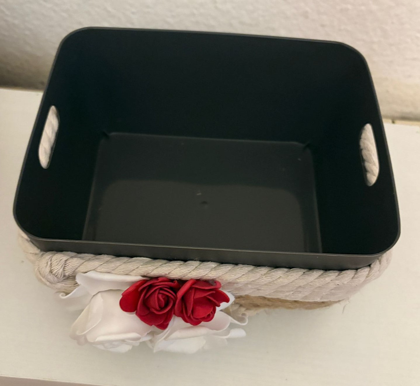 CESTA CON BASE RESISTENTE CON YUTE ,CUERDA  ALGODON Y DETALLE ROSAS
