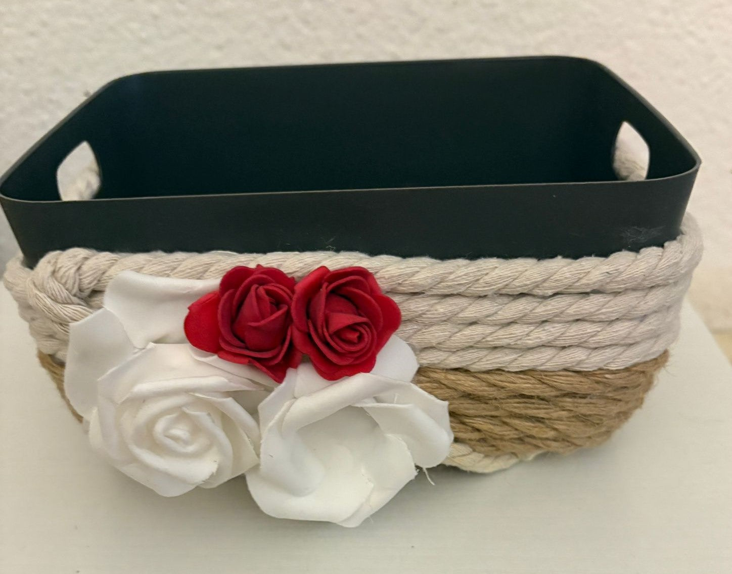 CESTA CON BASE RESISTENTE CON YUTE ,CUERDA  ALGODON Y DETALLE ROSAS