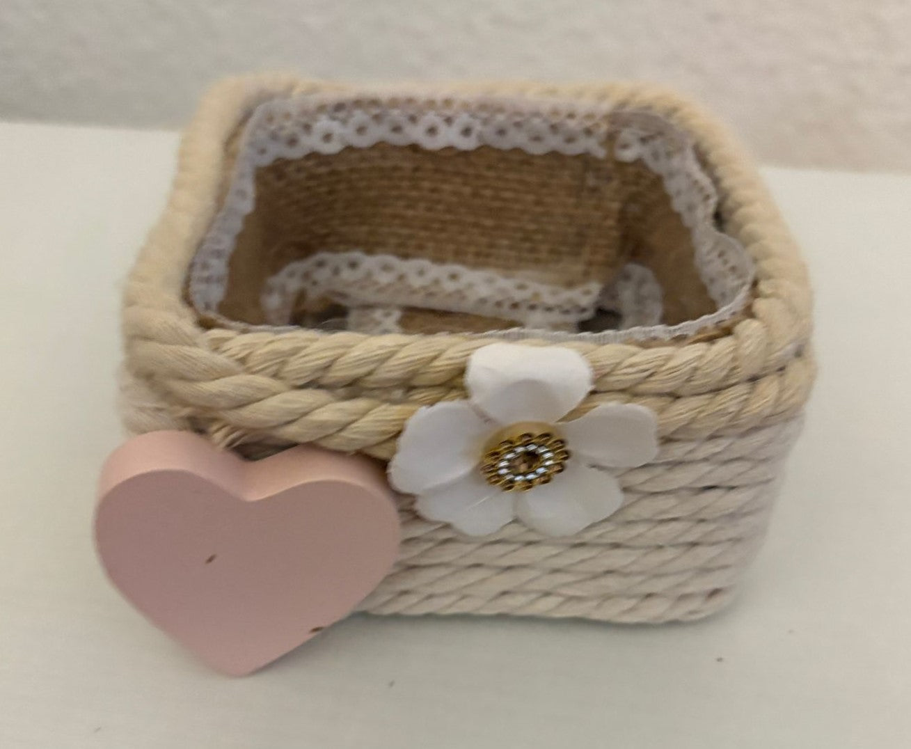 CESTITA CON CORAZON ROSA  UN  GRAN DETALLE PARA REGALAR