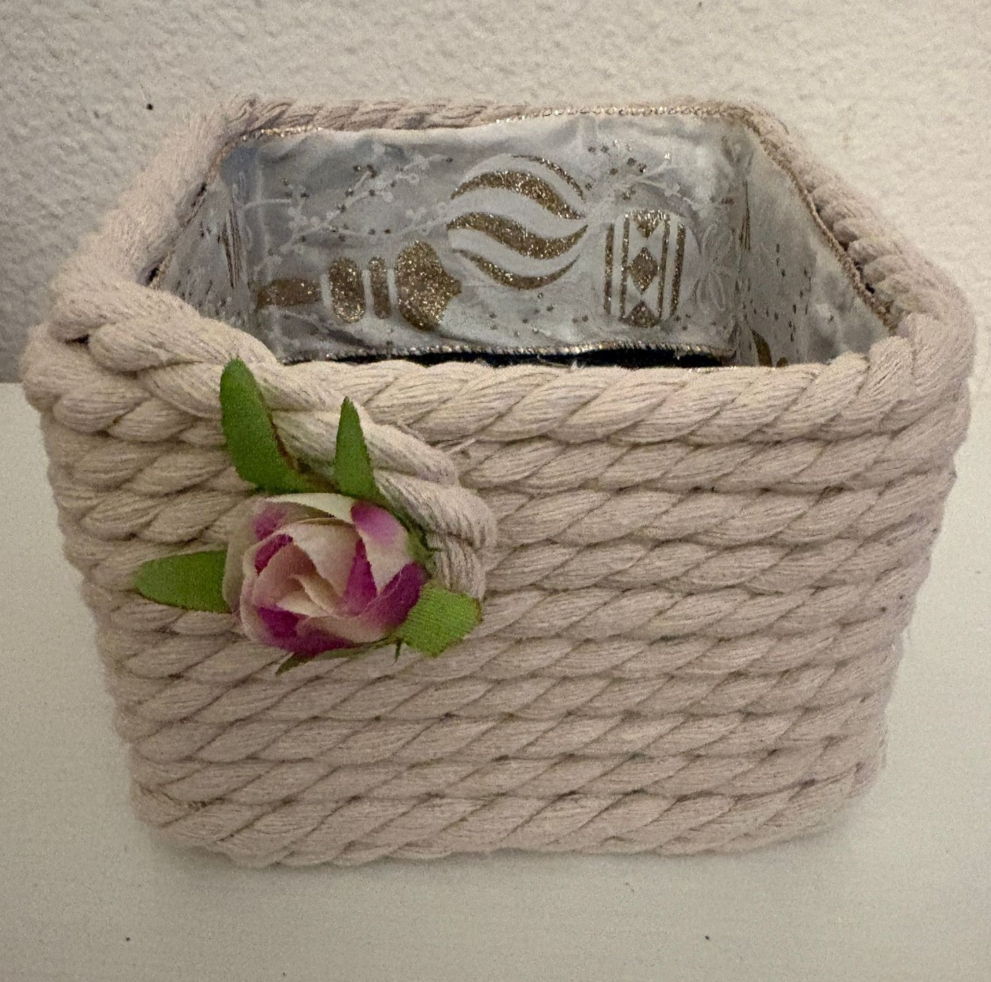 CESTA PEQUEÑA CON CUERDA ALGODON Y DETALLE DECORATIVO