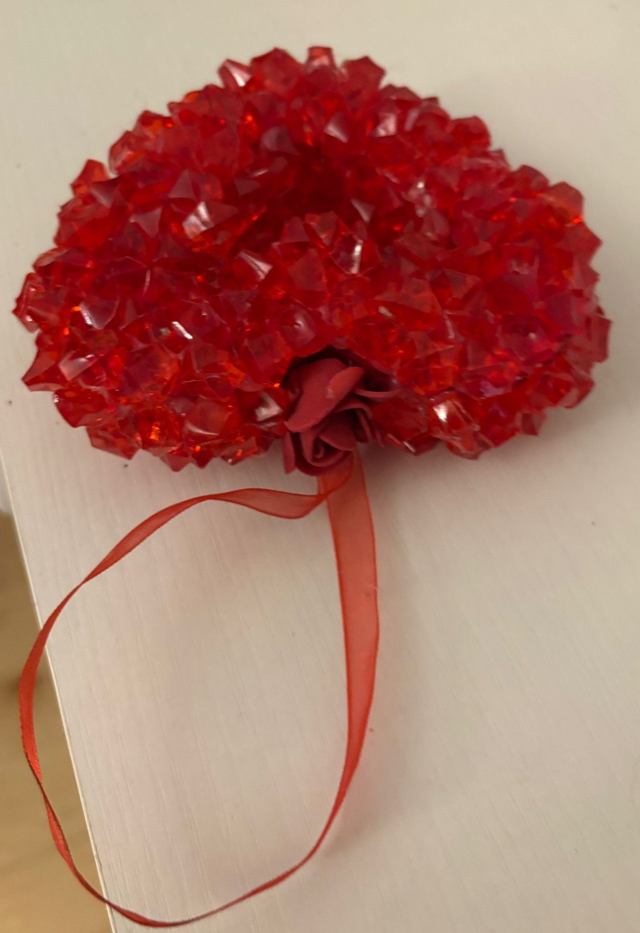 CORAZON ROJO DE PEDRERIA CON LAZO