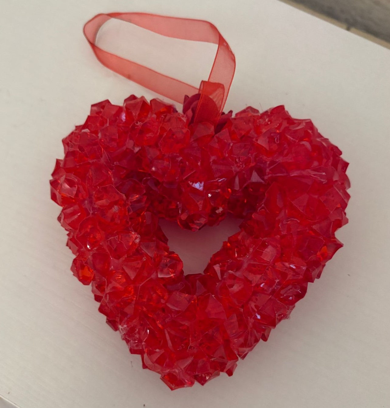 CORAZON ROJO DE PEDRERIA CON LAZO