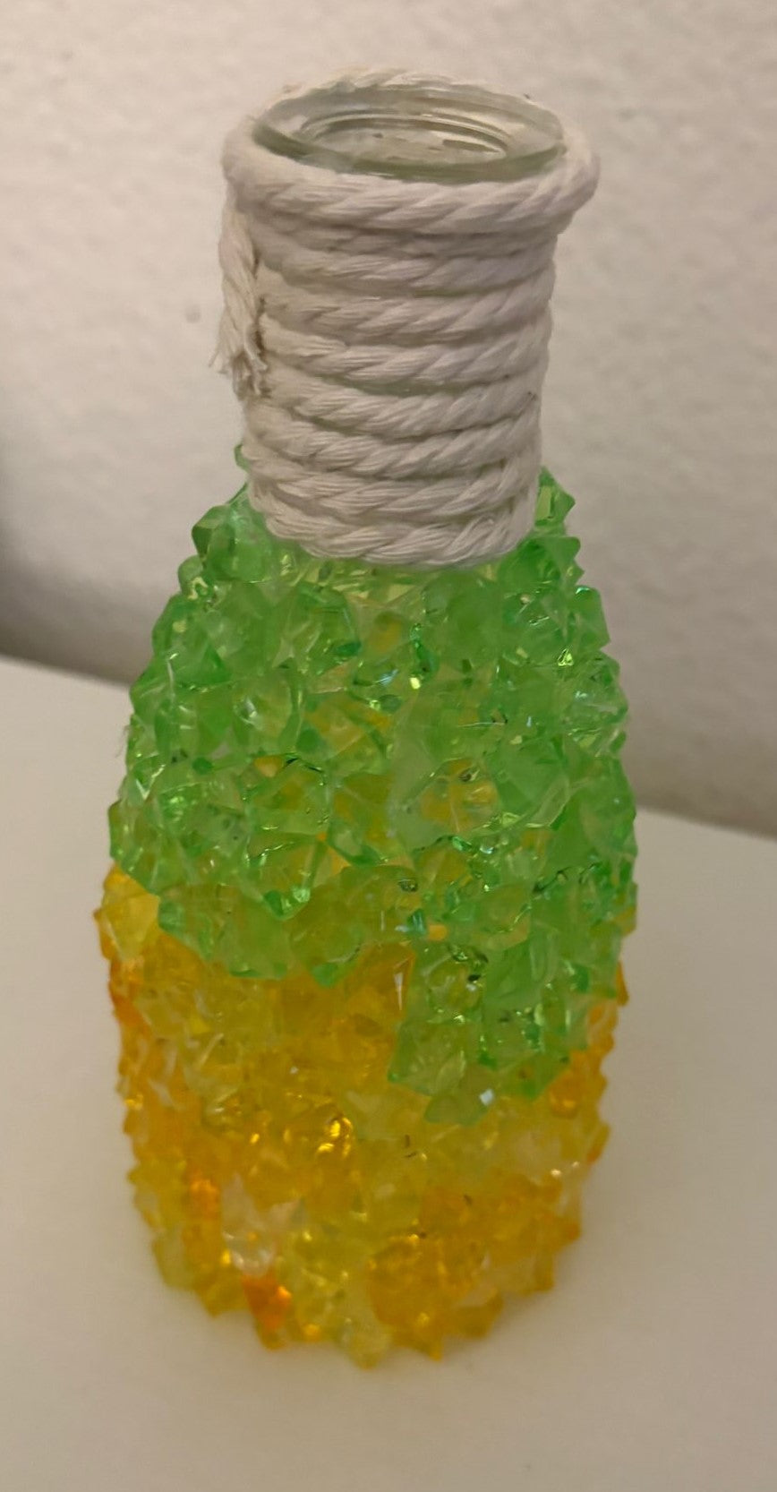 JARRON PEDRERIA VERDE Y AMARILLO Y TOQUE DE CUERDA DE ALGODON TRENZADA