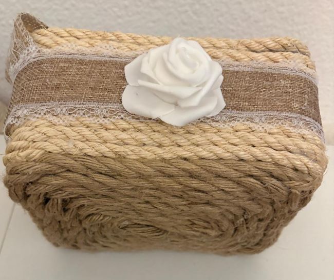 CESTA ROBUSTA DE YUTE , ARPILLERIA Y DETALLE ROSA BLANCA