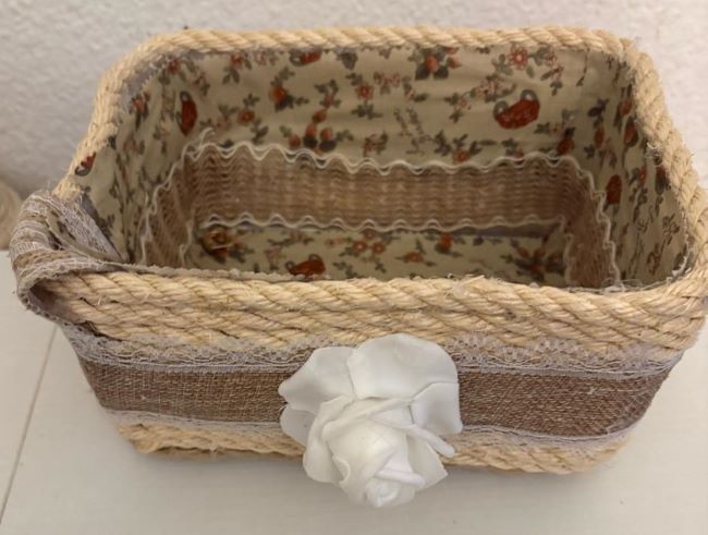 CESTA ROBUSTA DE YUTE , ARPILLERIA Y DETALLE ROSA BLANCA
