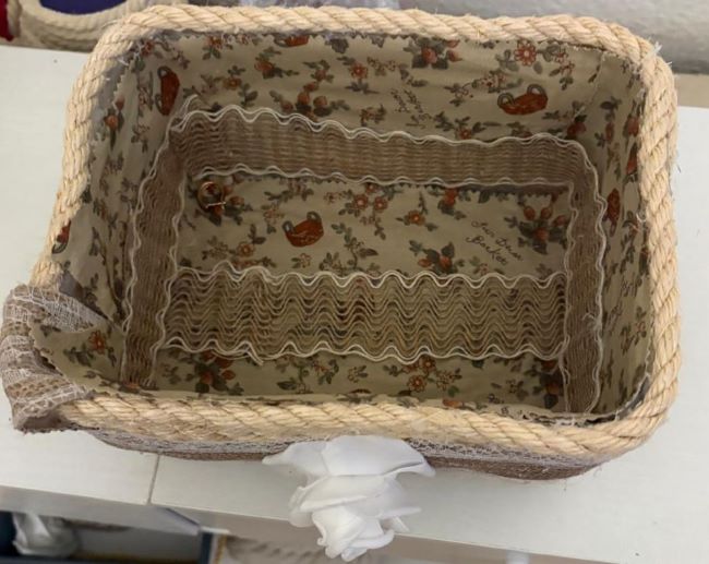 CESTA ROBUSTA DE YUTE , ARPILLERIA Y DETALLE ROSA BLANCA